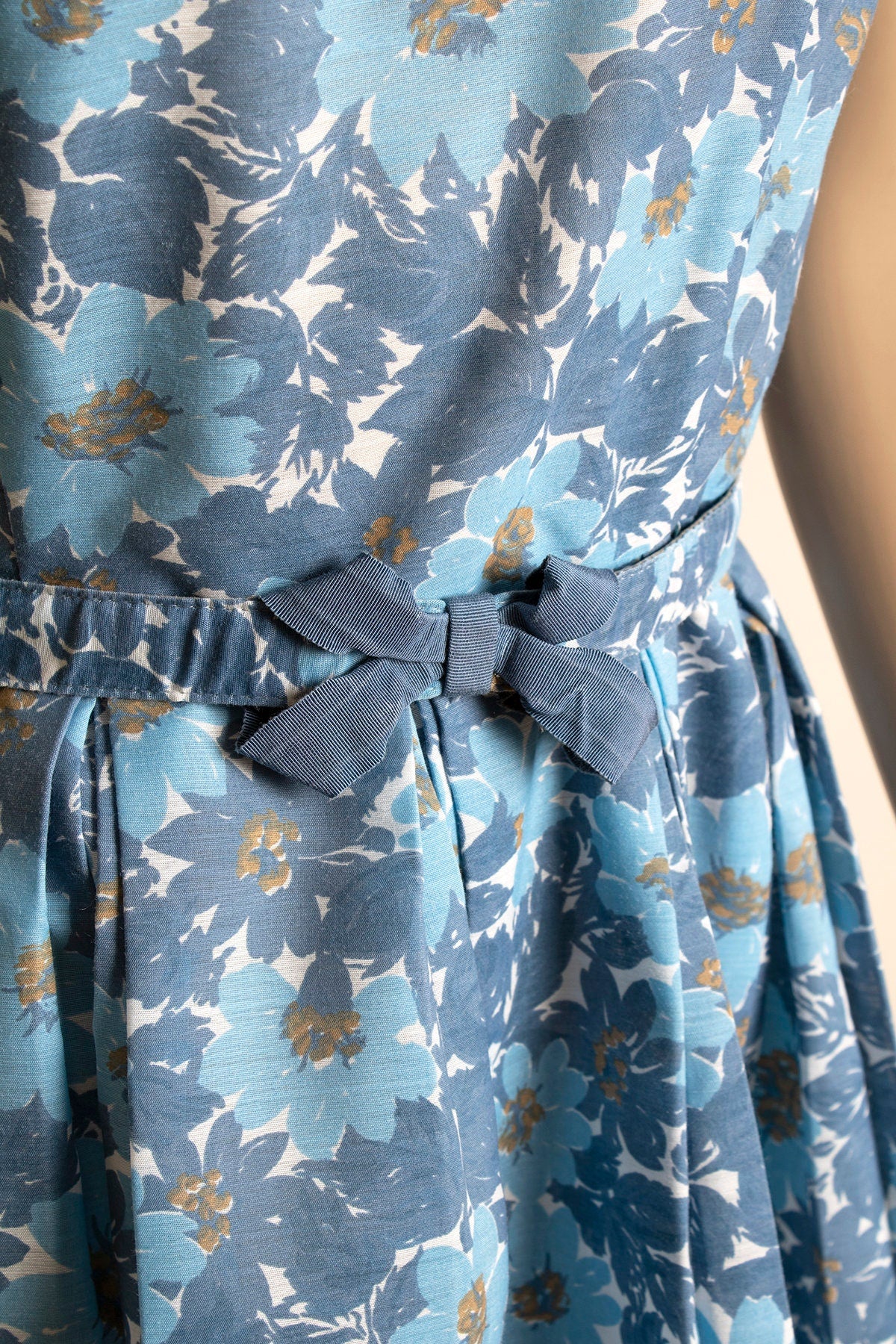 Vintage 60s Dress Sky Blue Daisy Floral Print Cotton Day Dress with Matching Bow Belt Pleat Skirt Small - Image 9
