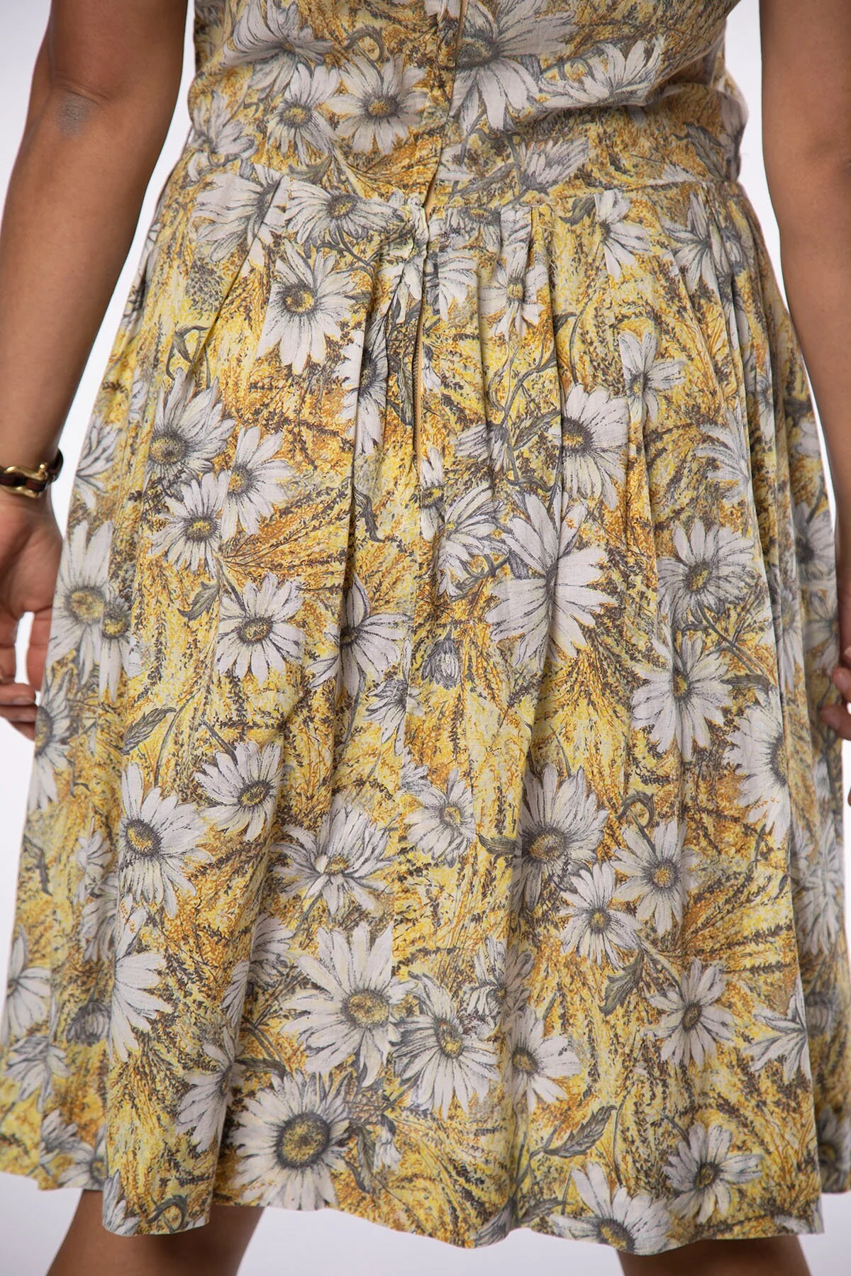 Vintage 60s Dress Sunflower Daisy Print Day Dress Box Pleat Skirt Sheer Cotton Spring Day Dress Medium - Image 8