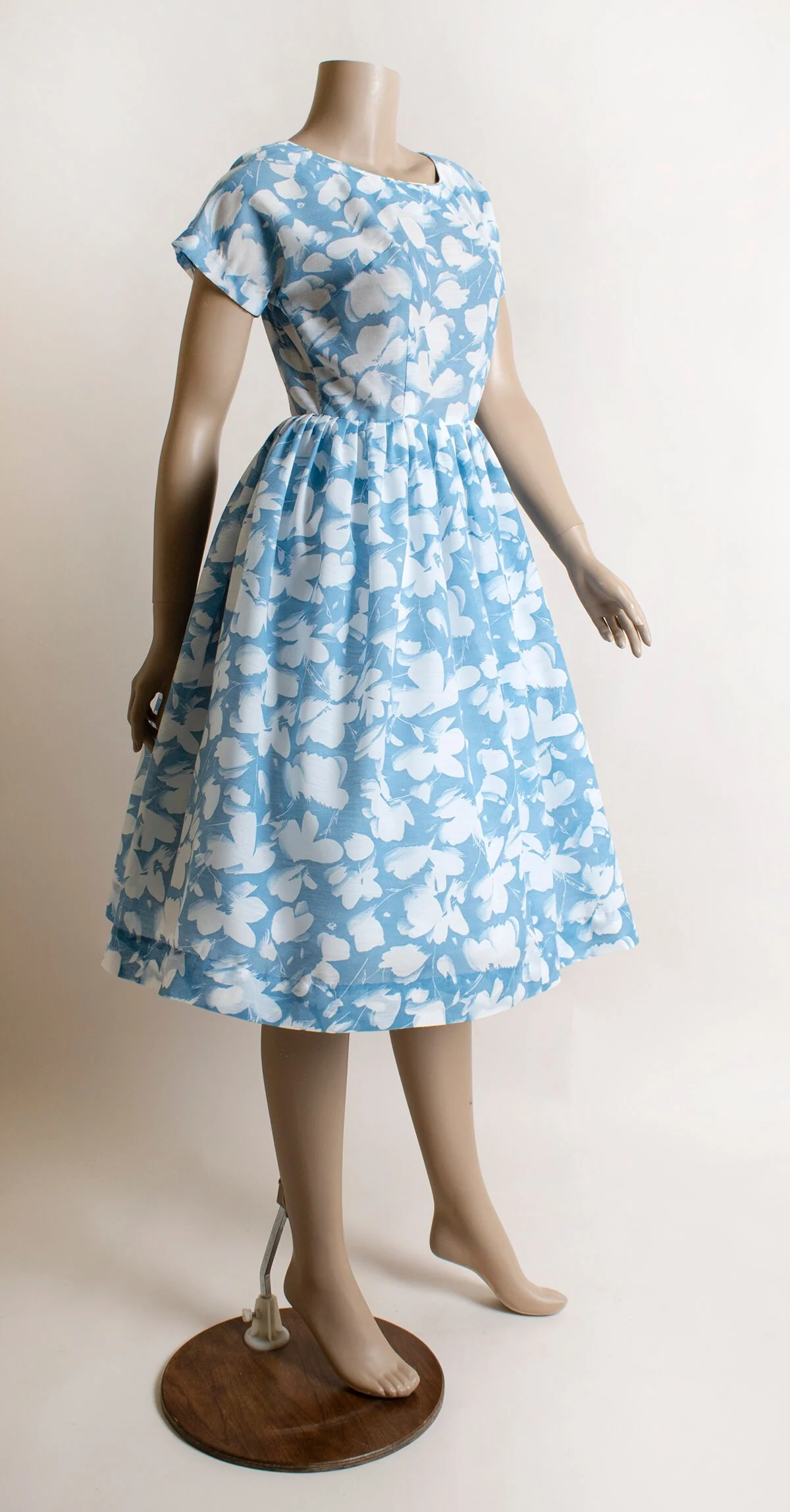 Vintage 60s Floral Dress Sky Blue and White Leaf Flower Print Cotton Sheer Day Dress Fit N Flare Small by Lora Lenox - Image 4
