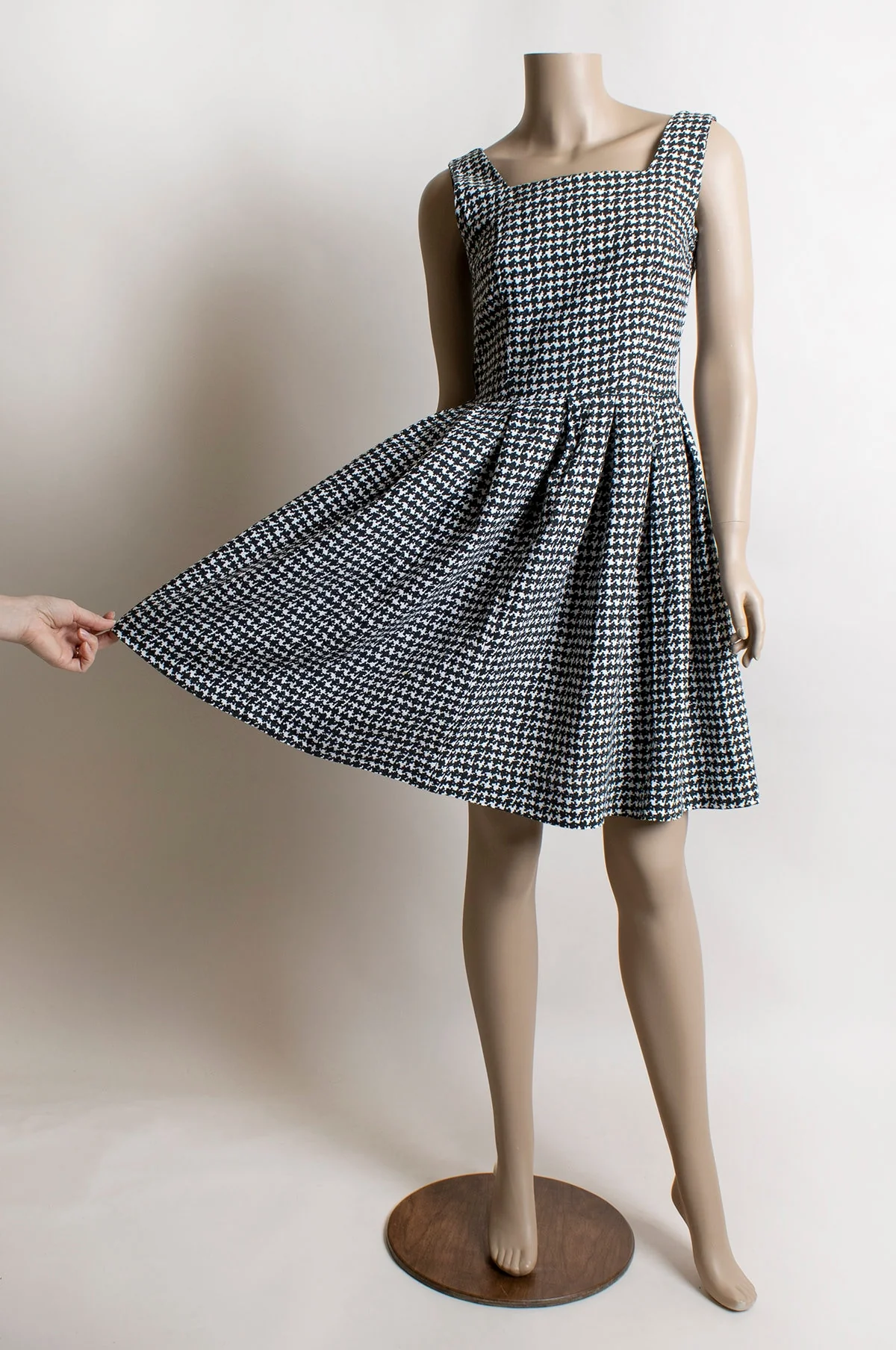 Vintage 60s Houndstooth Print Black and White Box Pleat Skirt Day Dress - Image 5
