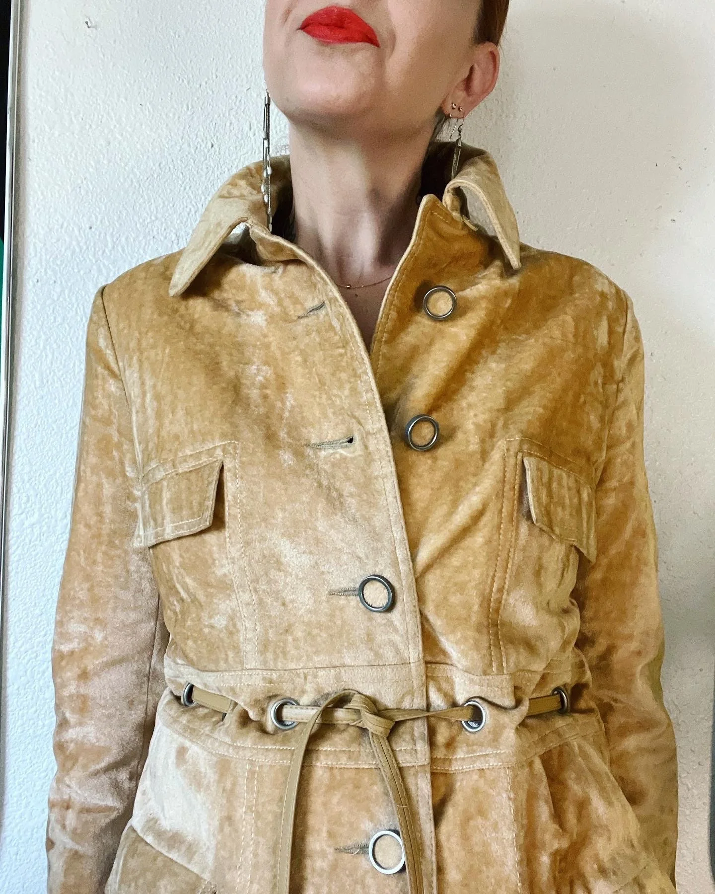 Vintage 60s I. Magnin Mega Mod Champagne Crushed Velvet Beautifully Tailored Coat with Metal Grommeted Waist Tie Velvet Covered Buttons by I.magnin - Image 3