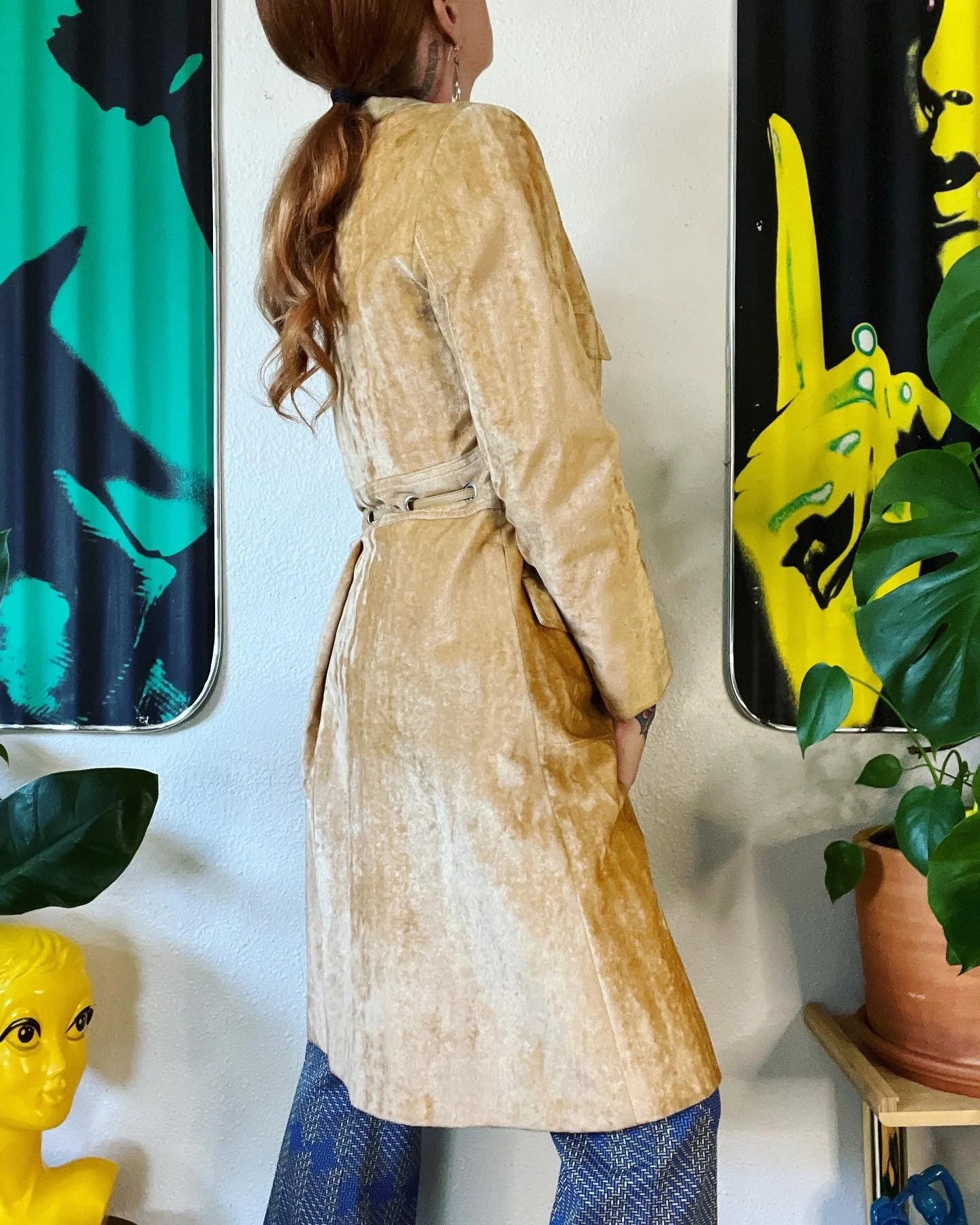 Vintage 60s I. Magnin Mega Mod Champagne Crushed Velvet Beautifully Tailored Coat with Metal Grommeted Waist Tie Velvet Covered Buttons by I.magnin - Image 4