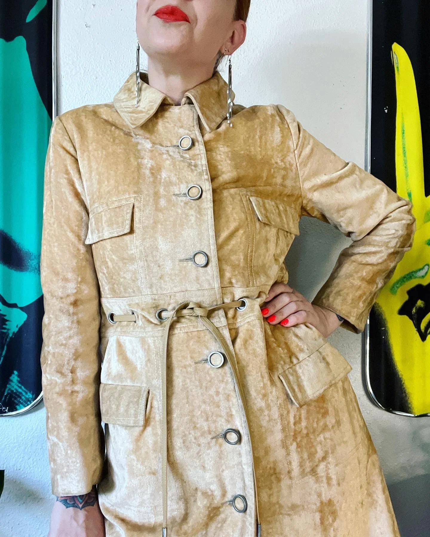 Vintage 60s I. Magnin Mega Mod Champagne Crushed Velvet Beautifully Tailored Coat with Metal Grommeted Waist Tie Velvet Covered Buttons by I.magnin - Image 5
