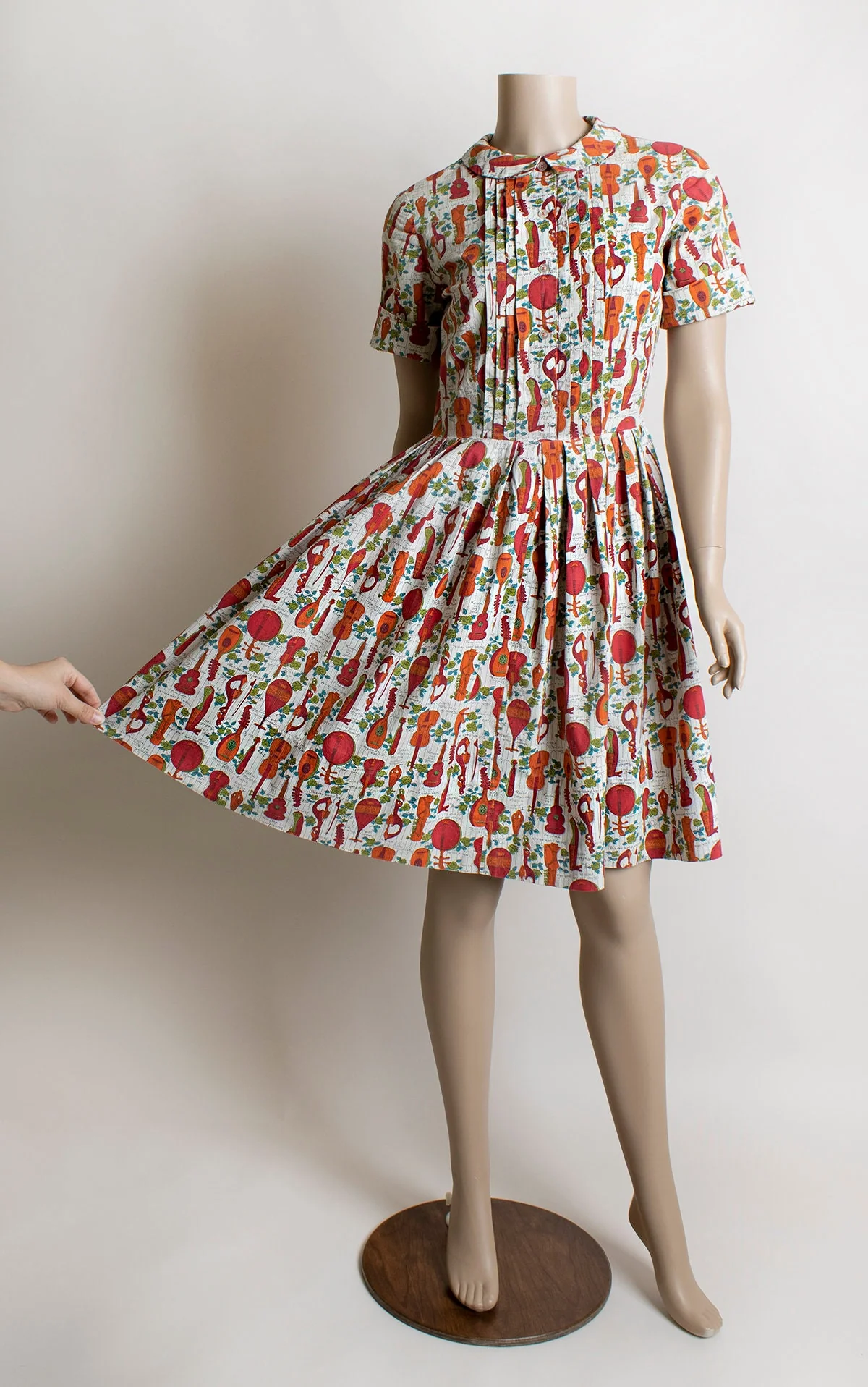 Vintage 60s Novelty Print Dress Guitars and Fiddles Musician Shirtdress In Cartoon Drawings Pintuck Pleated Cotton Day Dres Small - Image 5
