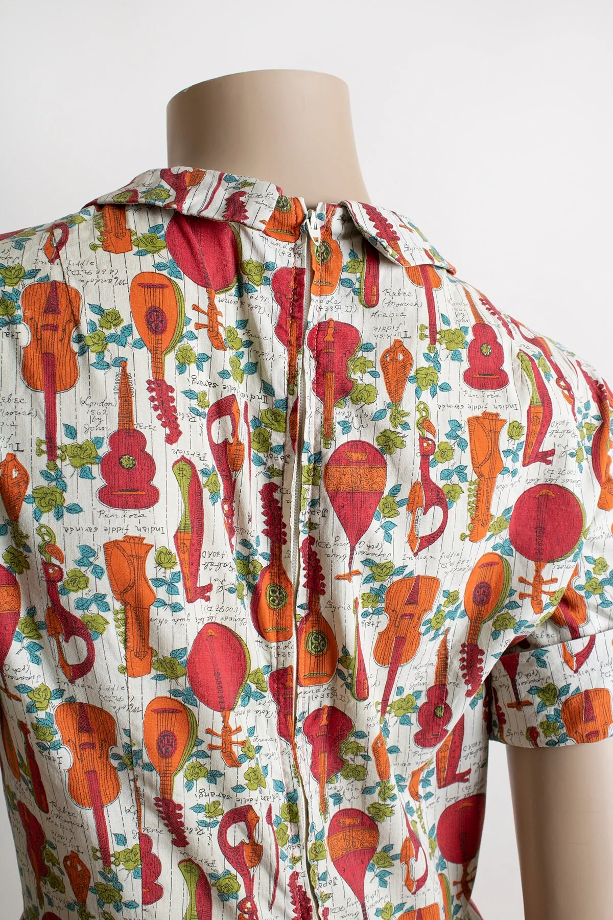 Vintage 60s Novelty Print Dress Guitars and Fiddles Musician Shirtdress In Cartoon Drawings Pintuck Pleated Cotton Day Dres Small - Image 8
