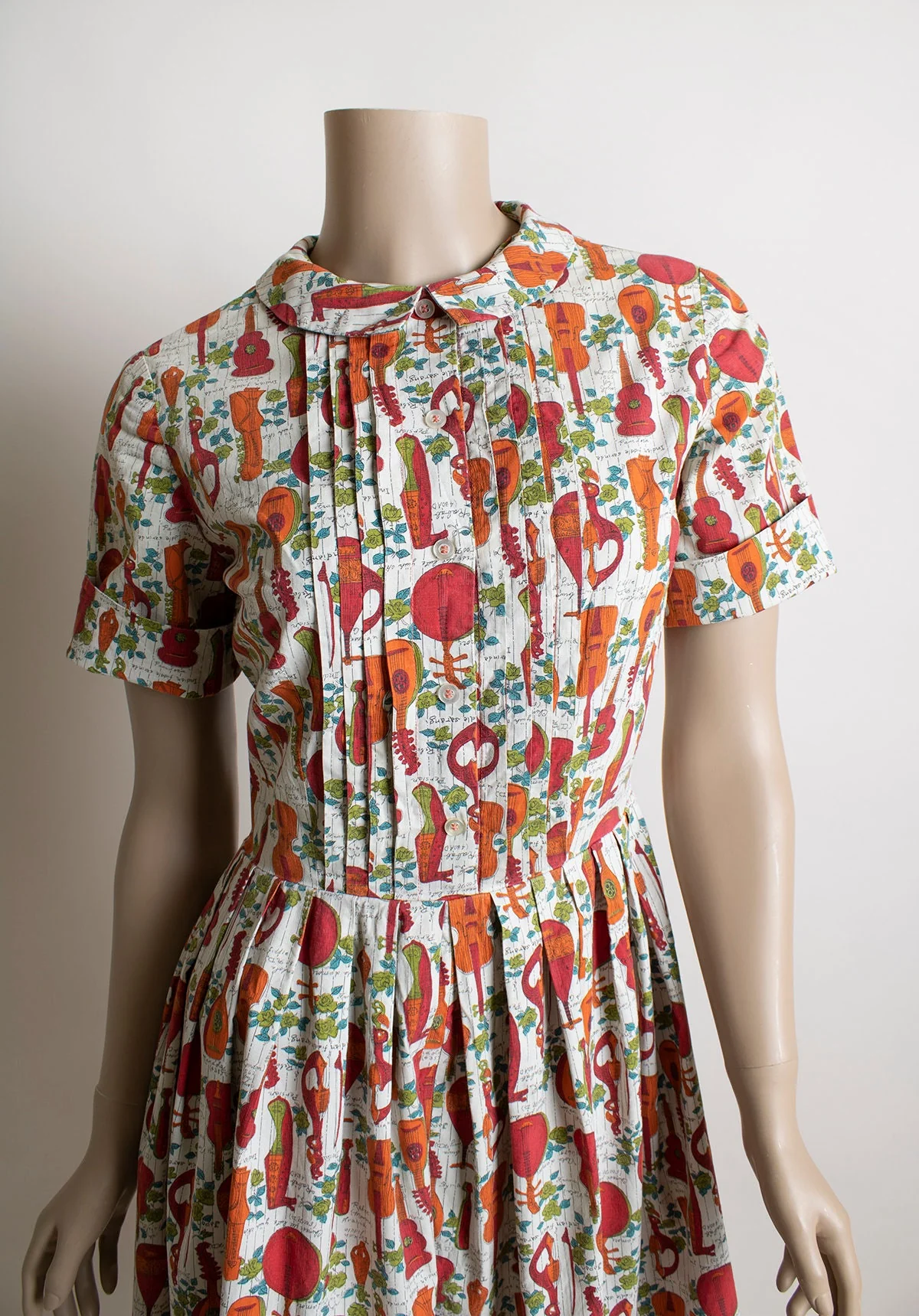 Vintage 60s Novelty Print Dress Guitars and Fiddles Musician Shirtdress In Cartoon Drawings Pintuck Pleated Cotton Day Dres Small - Image 9