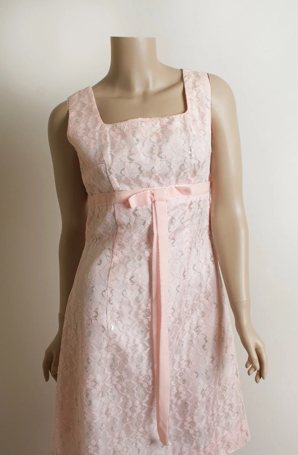 Vintage 60s Party Dress Light Pastel Pink Silver Floral Lace Twiggy Dress with Velvet Bow Empire Waist Small - Image 5