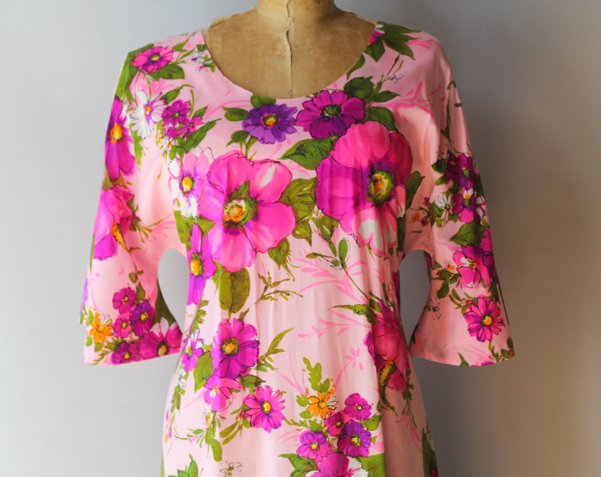 Vintage 70s Bold Pink Floral Angel Sleeve Cotton Caftan Maxi Dress by Hilo Hattie - Image 4