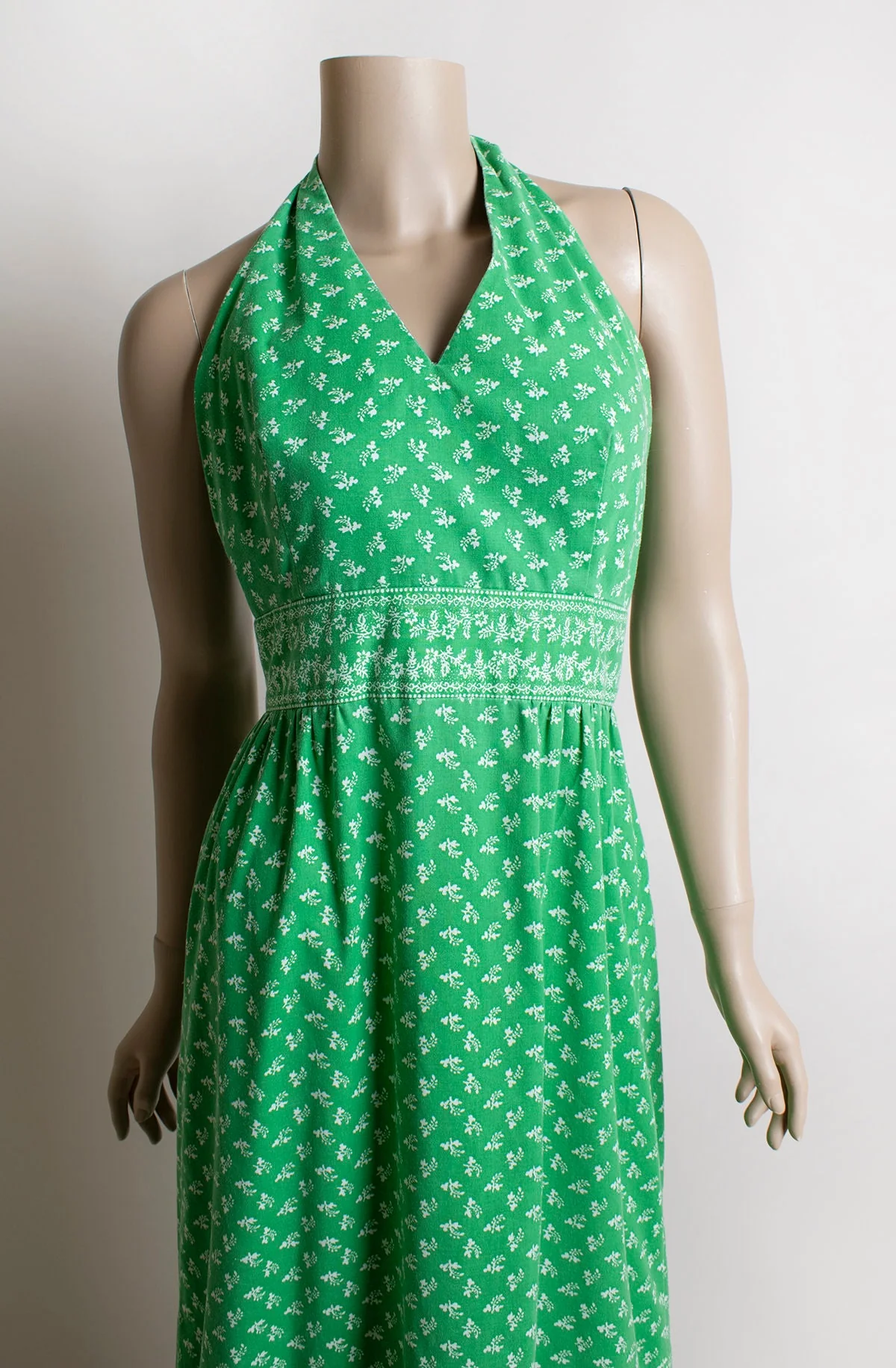Vintage 70s Bright Kelly Green Floral Print Halter Floor Length Maxi Cotton Day Dress - Image 4