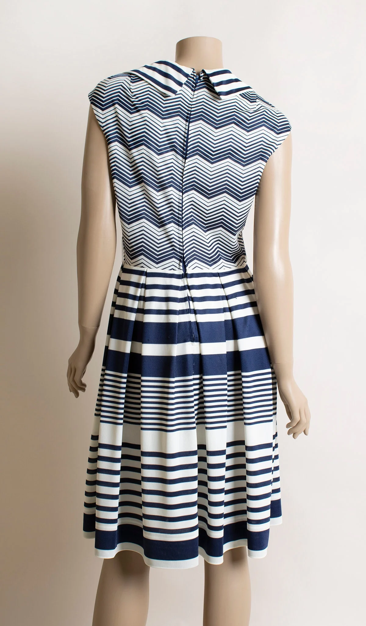 Vintage 70s Chevron Striped Dress - Box Pleated Skirt In Navy Blue and White - Nancy Greer Ombre Striped Zig Zag Eye Trick Preppy Small M - Image 2