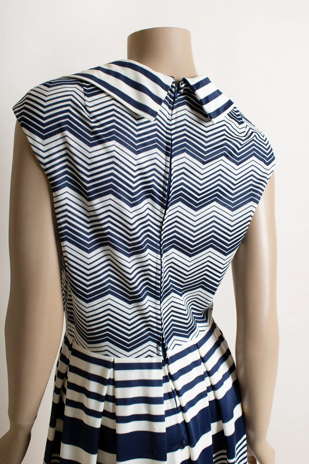 Vintage 70s Chevron Striped Dress - Box Pleated Skirt In Navy Blue and White - Nancy Greer Ombre Striped Zig Zag Eye Trick Preppy Small M - Image 5
