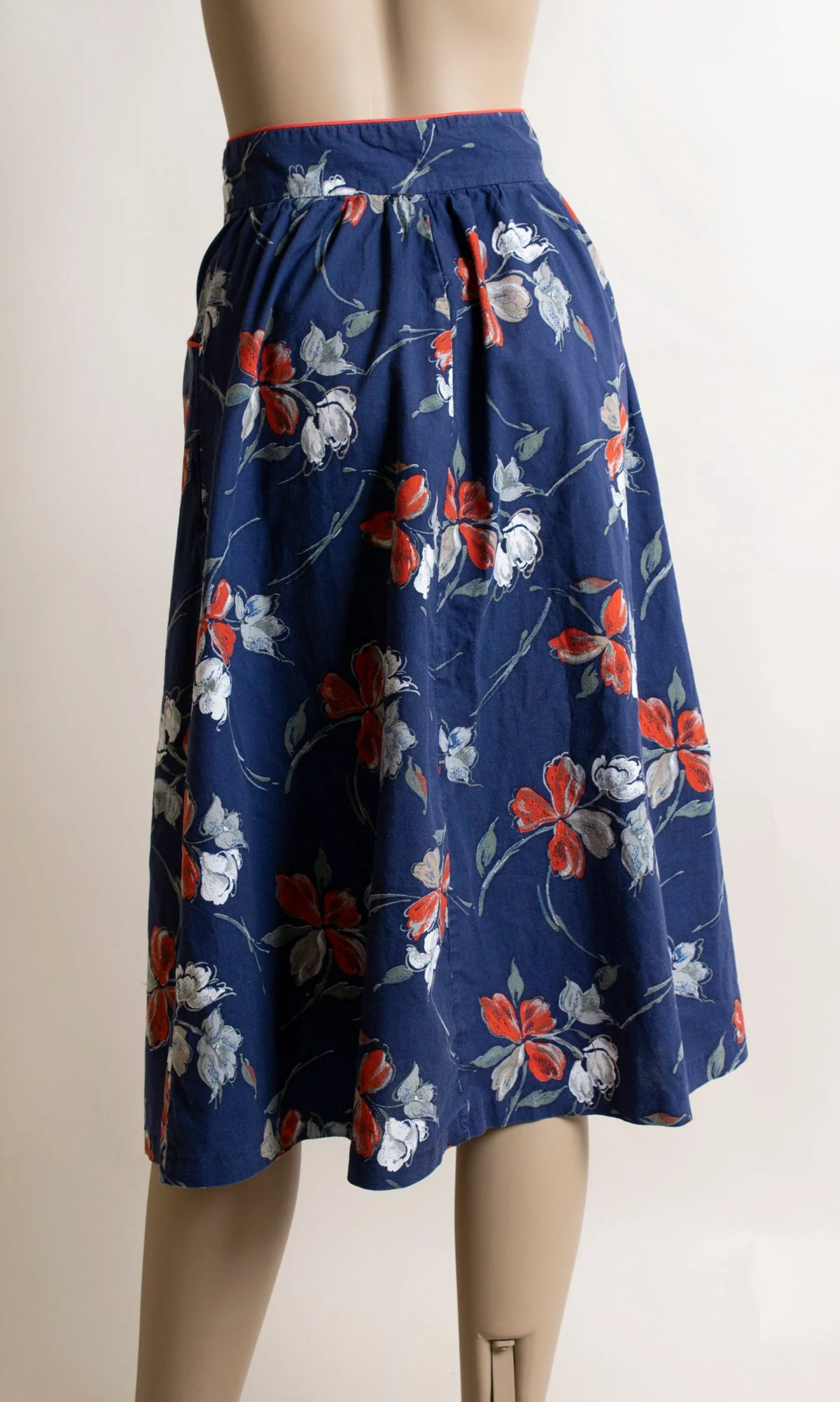 Vintage 70s Floral Print Skirt Navy Blue with Red and White Side Pockets and Front Buttons - Image 3