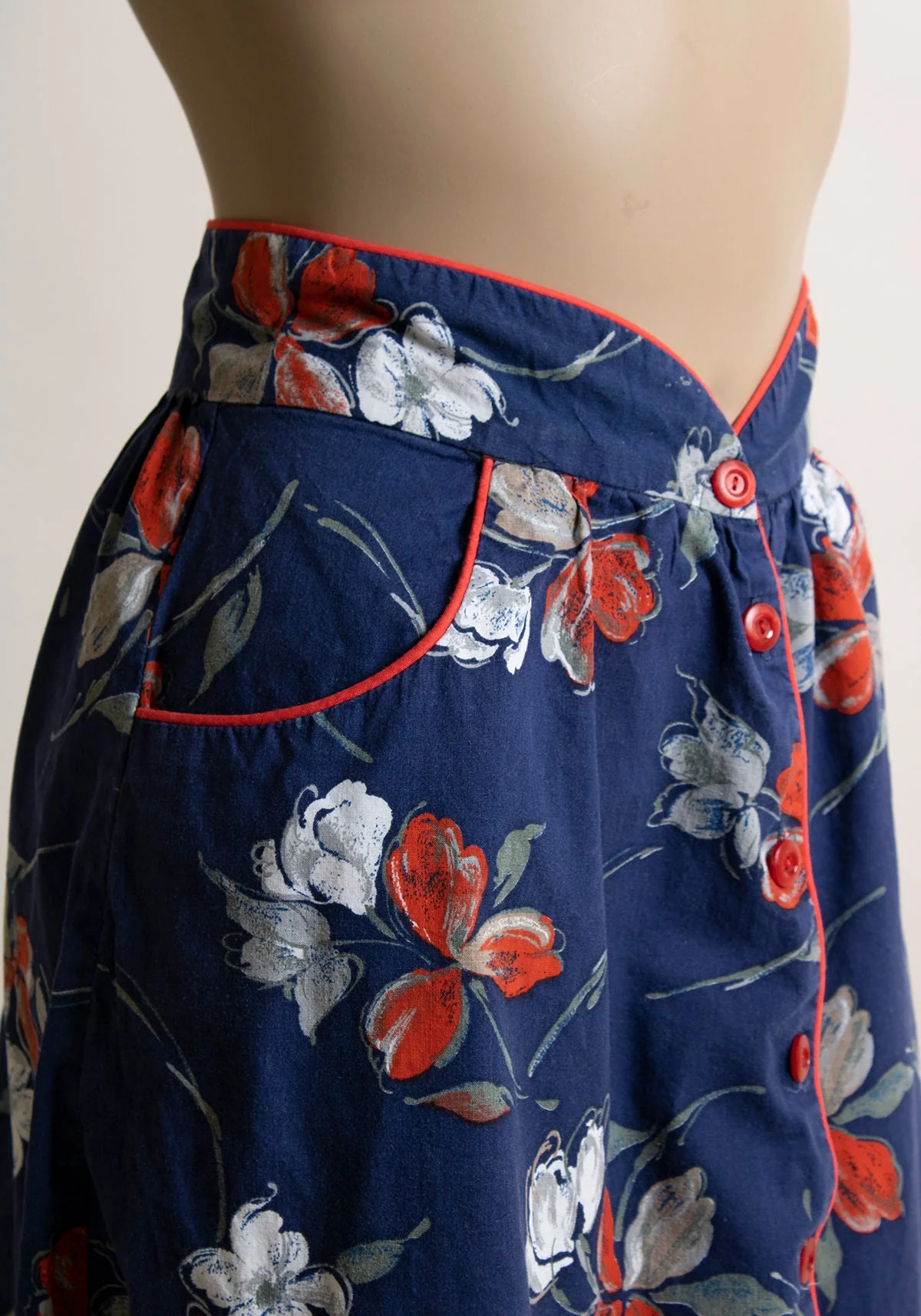 Vintage 70s Floral Print Skirt Navy Blue with Red and White Side Pockets and Front Buttons - Image 5
