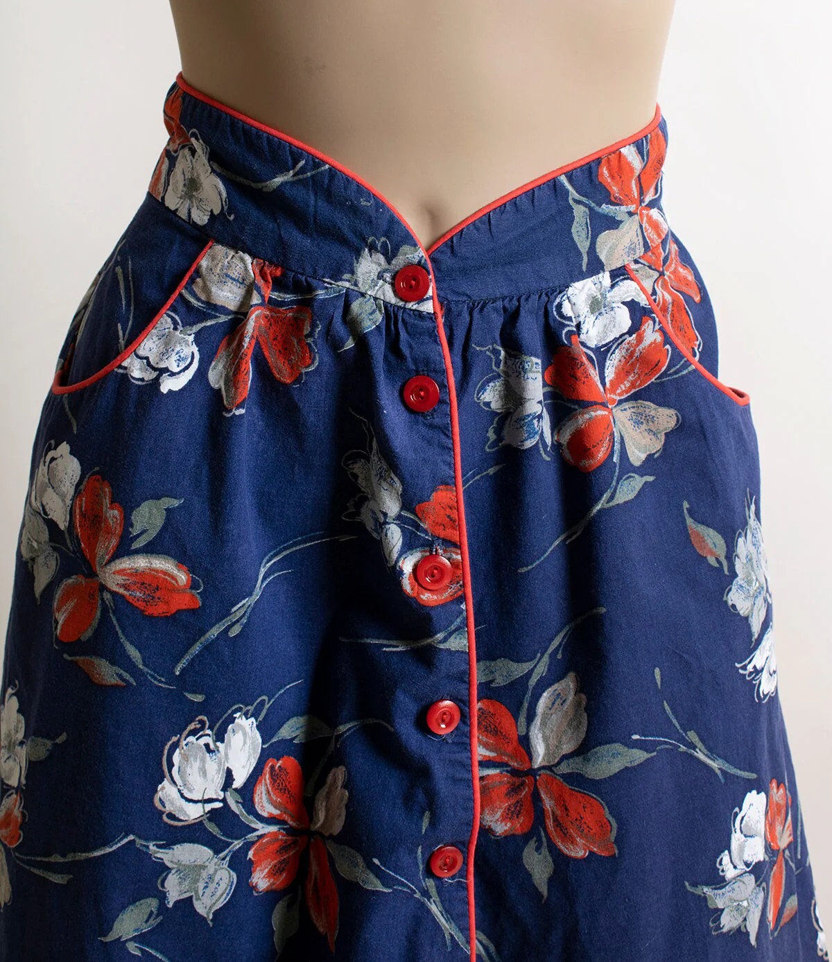Vintage 70s Floral Print Skirt Navy Blue with Red and White Side Pockets and Front Buttons - Image 6