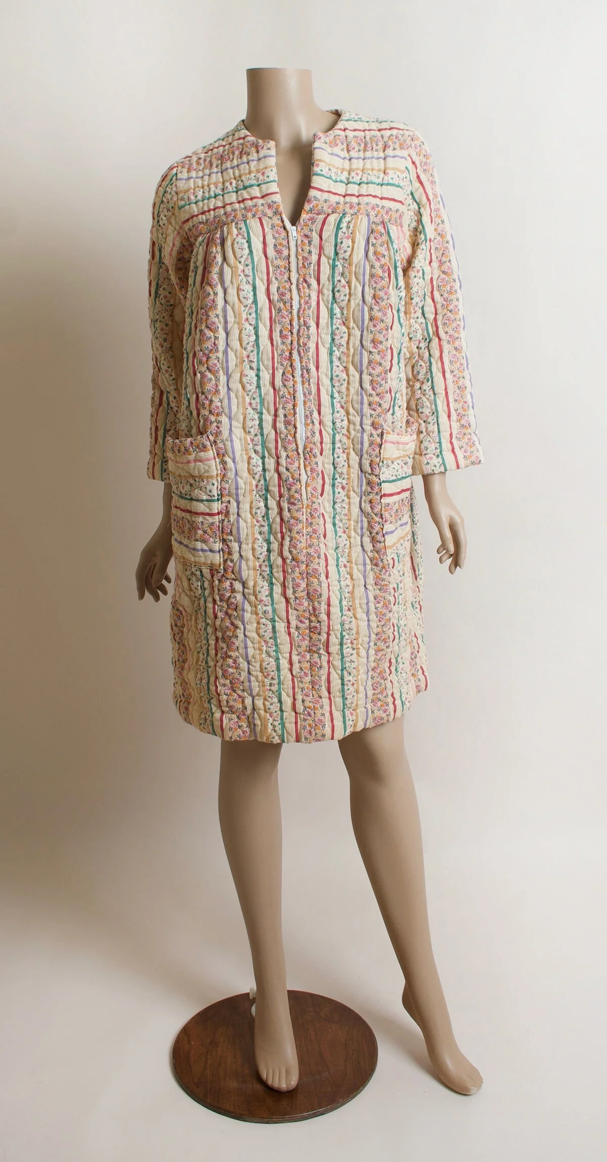 Vintage 70s Floral Striped Robe Quilt Robe Short Midi Length with Front Zip and Pockets Spring Garden Medium Small - Image 4