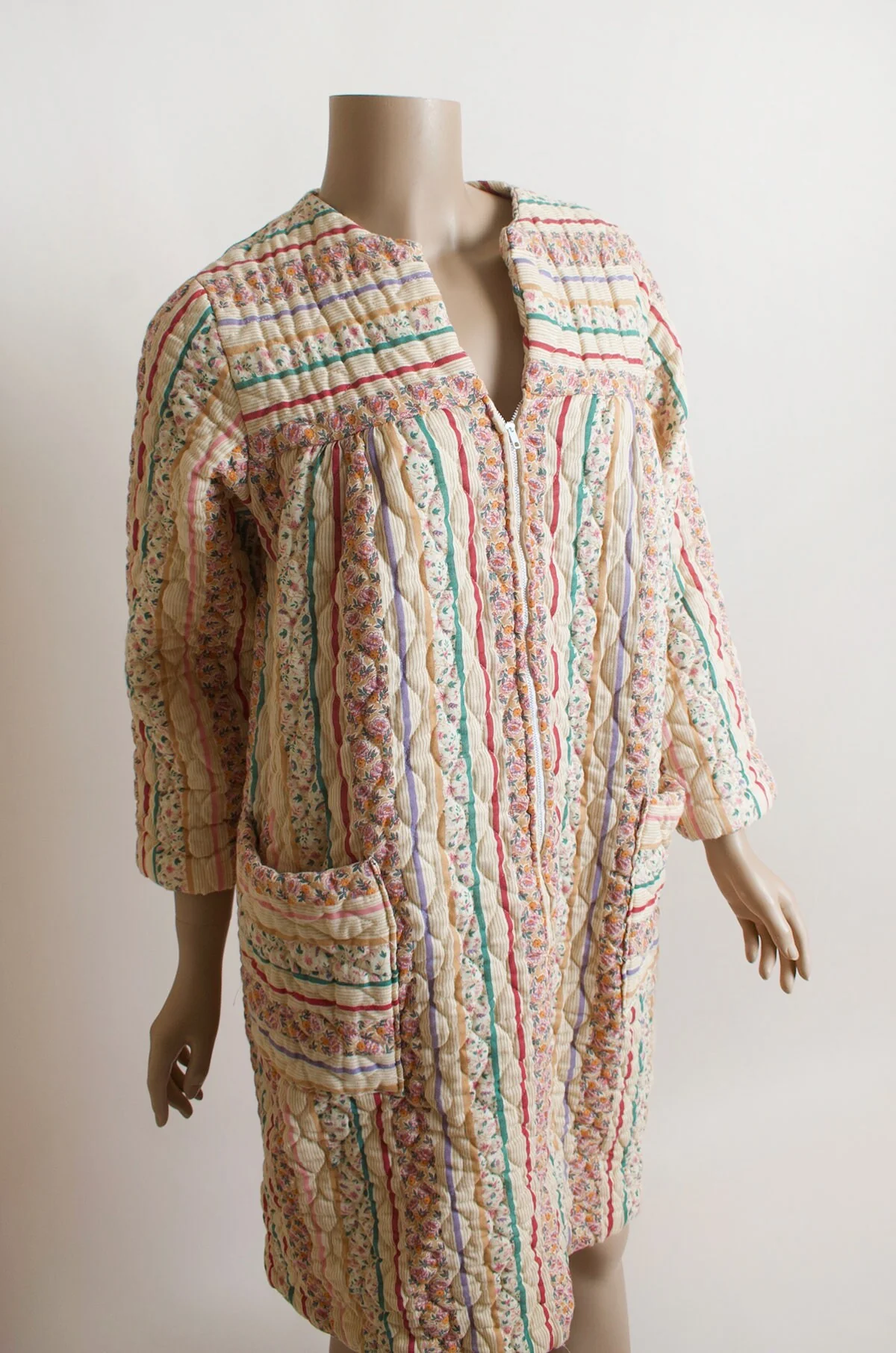 Vintage 70s Floral Striped Robe Quilt Robe Short Midi Length with Front Zip and Pockets Spring Garden Medium Small - Image 5