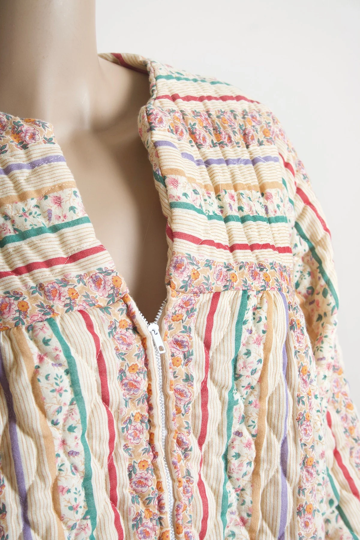 Vintage 70s Floral Striped Robe Quilt Robe Short Midi Length with Front Zip and Pockets Spring Garden Medium Small - Image 6