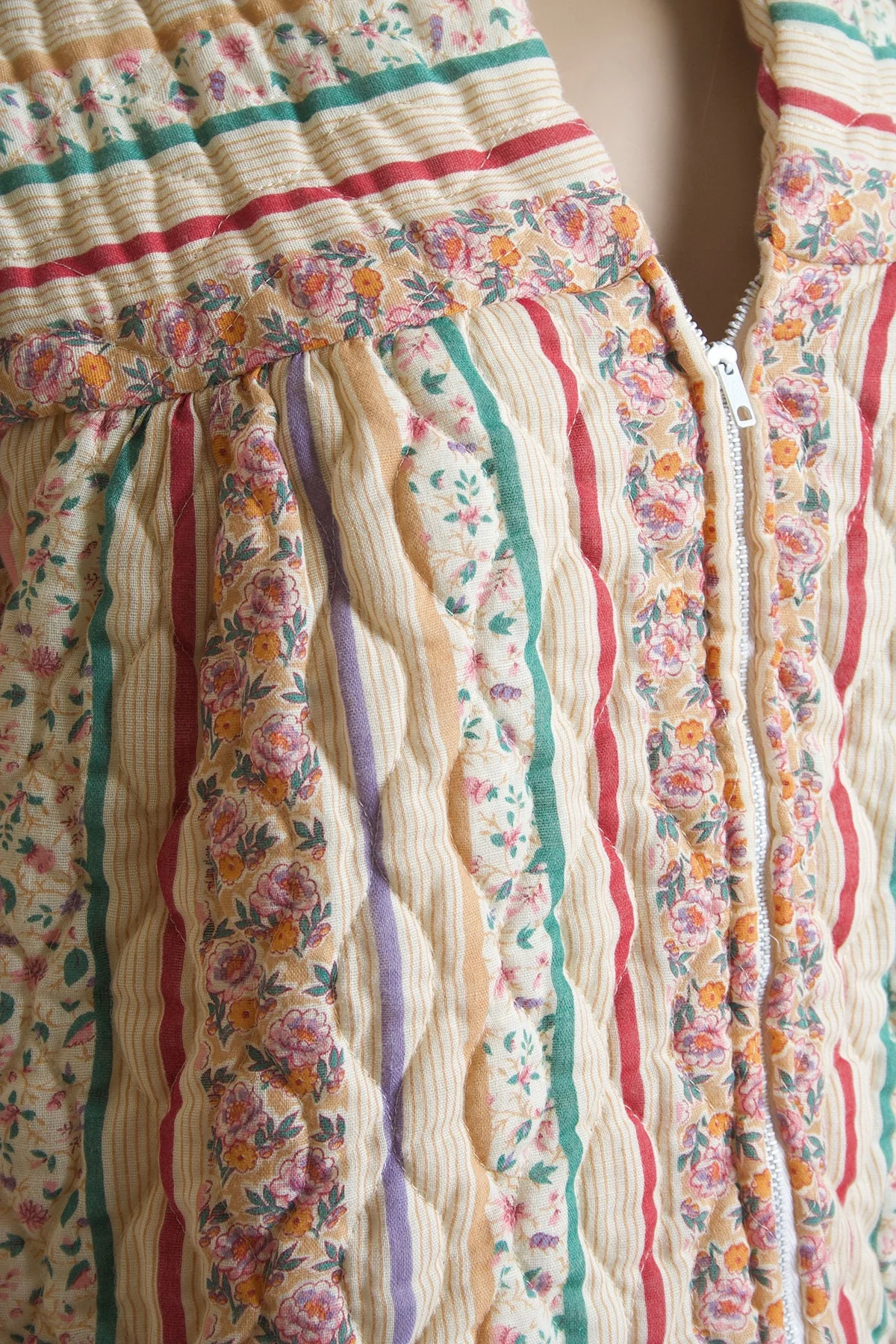 Vintage 70s Floral Striped Robe Quilt Robe Short Midi Length with Front Zip and Pockets Spring Garden Medium Small - Image 7