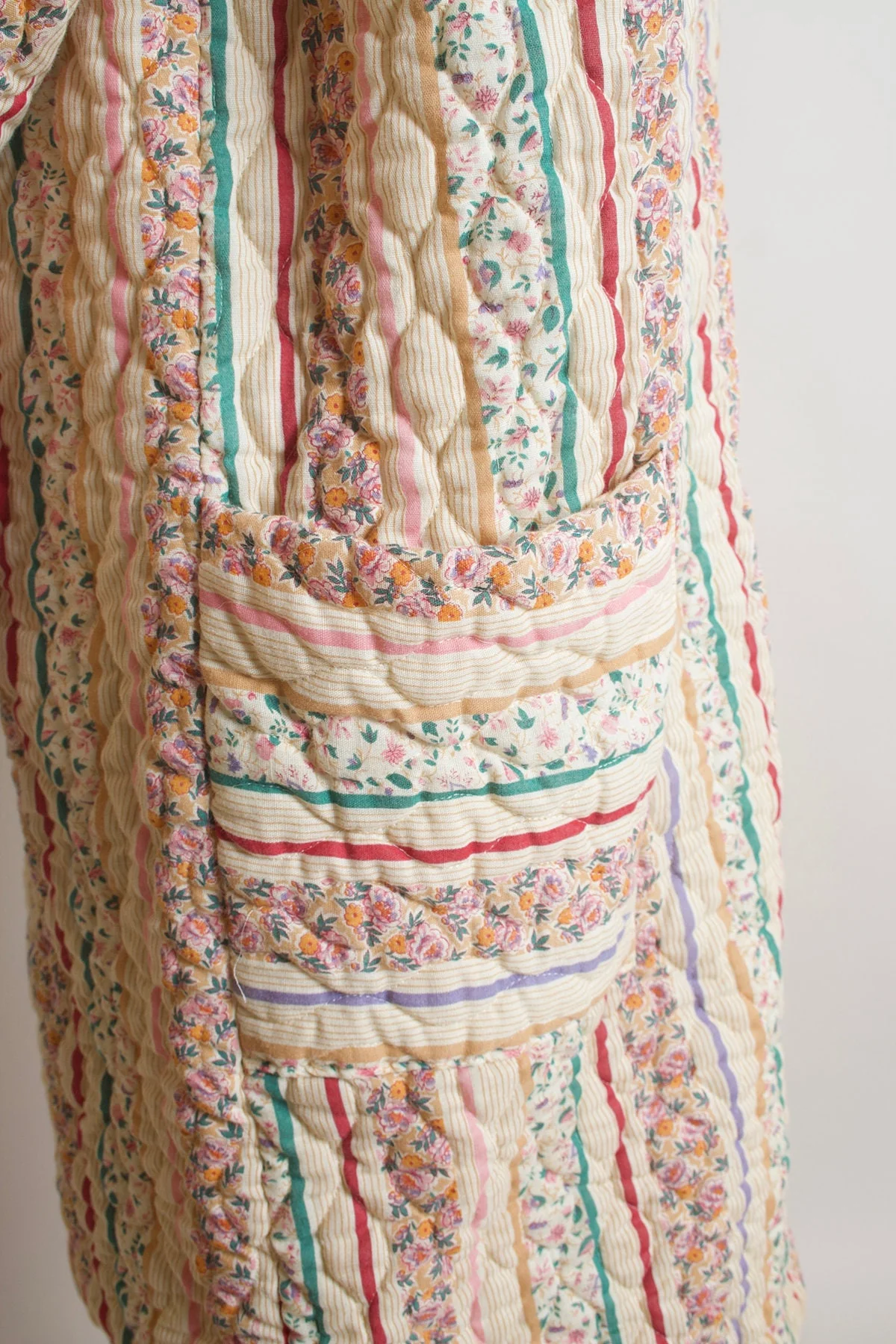 Vintage 70s Floral Striped Robe Quilt Robe Short Midi Length with Front Zip and Pockets Spring Garden Medium Small - Image 8