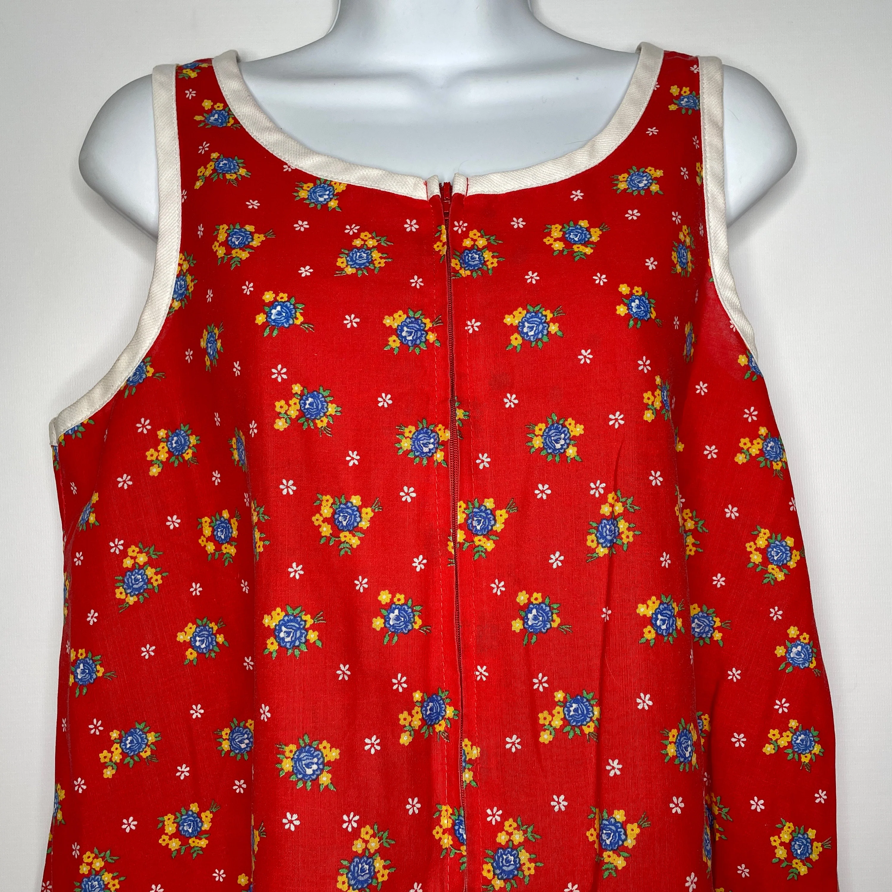 Vintage 70s Komar Red Floral Sleeveless Zip Front Smock Mini House Dress by Komar For Leisurely Living - Image 2