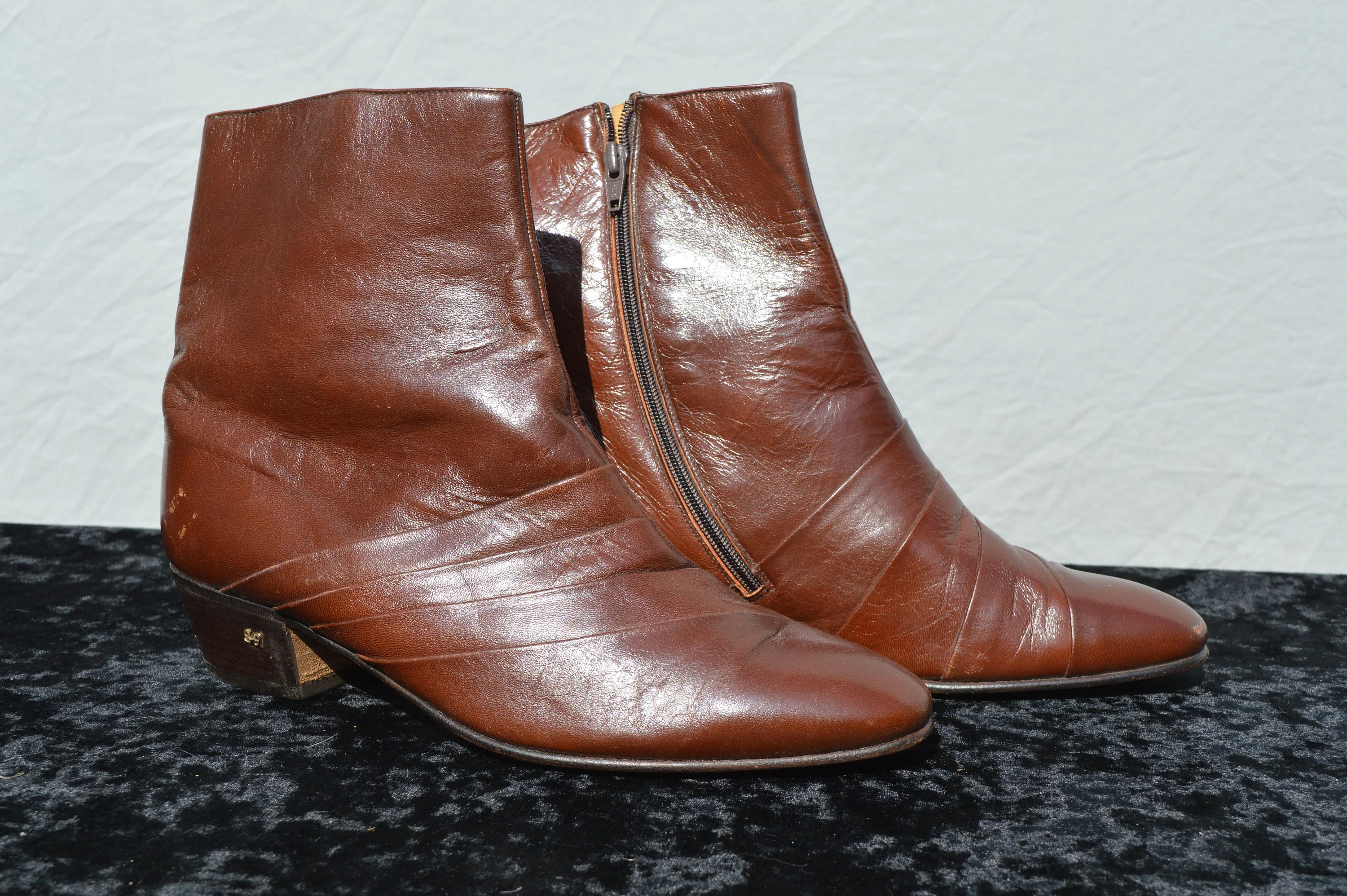 Vintage 70s Leather Men's Boots Ankle Boots Botties Small Cuban Heel Pleated Pointy Tip 9 1/2 by Stacy Adams - Image 4