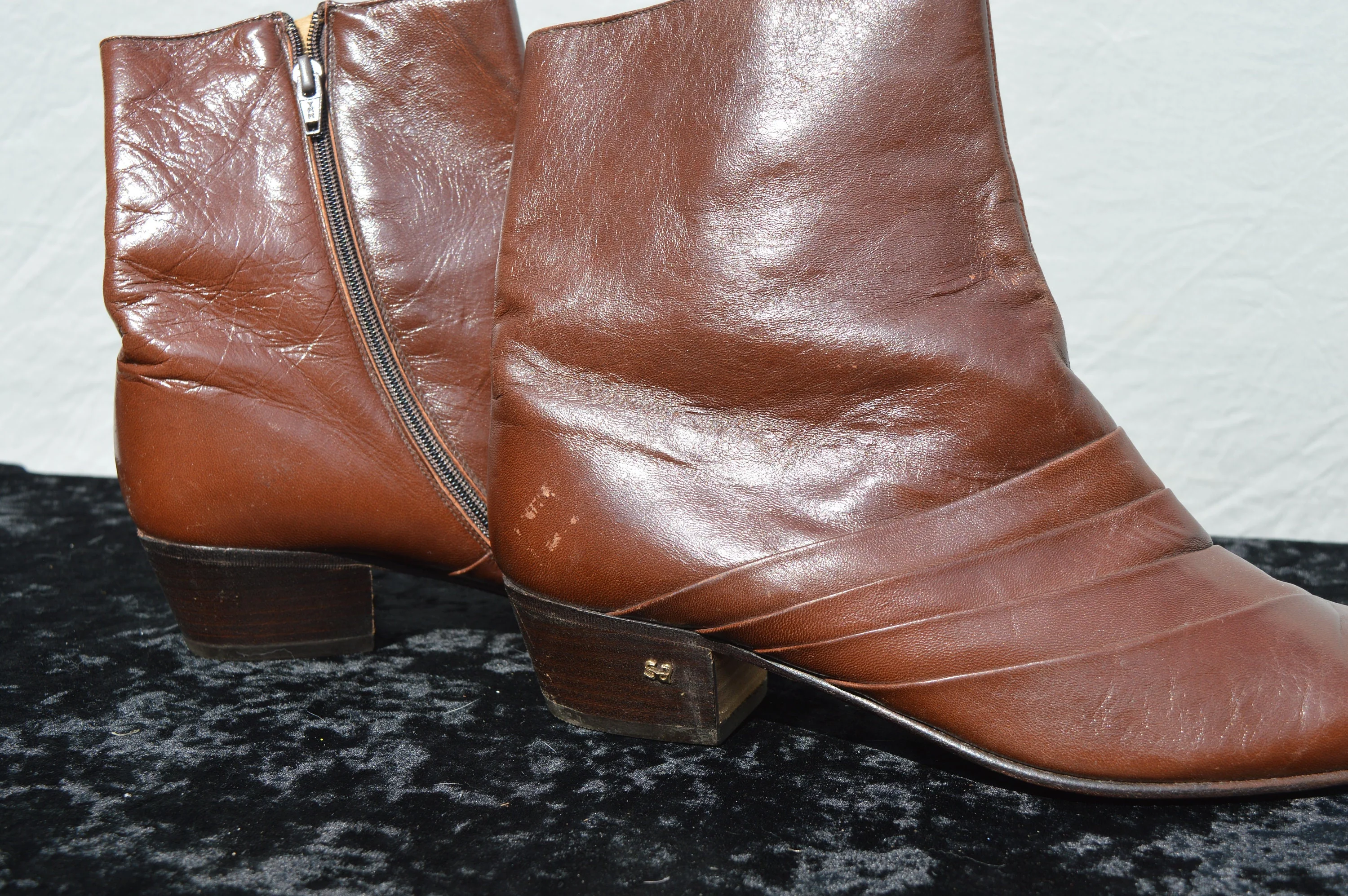 Vintage 70s Leather Men's Boots Ankle Boots Botties Small Cuban Heel Pleated Pointy Tip 9 1/2 by Stacy Adams - Image 5