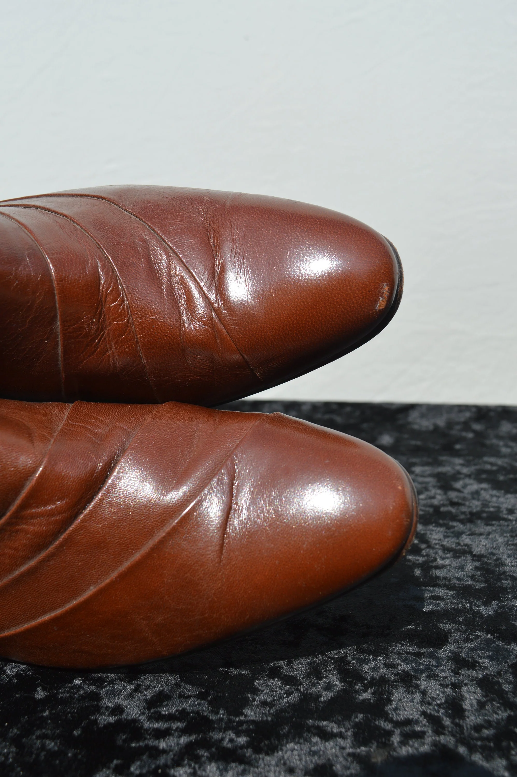 Vintage 70s Leather Men's Boots Ankle Boots Botties Small Cuban Heel Pleated Pointy Tip 9 1/2 by Stacy Adams - Image 7