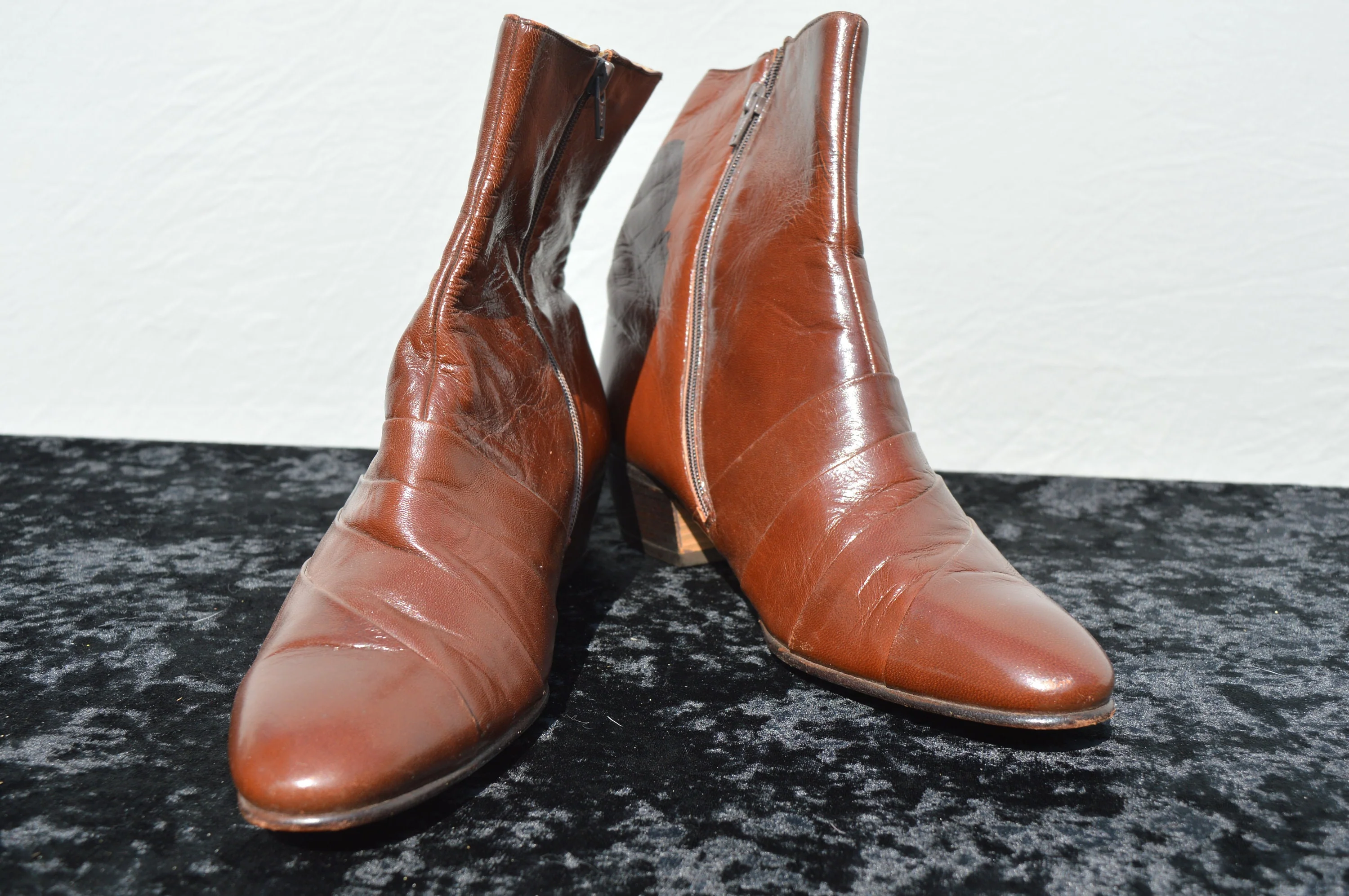 Vintage 70s Leather Men's Boots Ankle Boots Botties Small Cuban Heel Pleated Pointy Tip 9 1/2 by Stacy Adams - Image 8