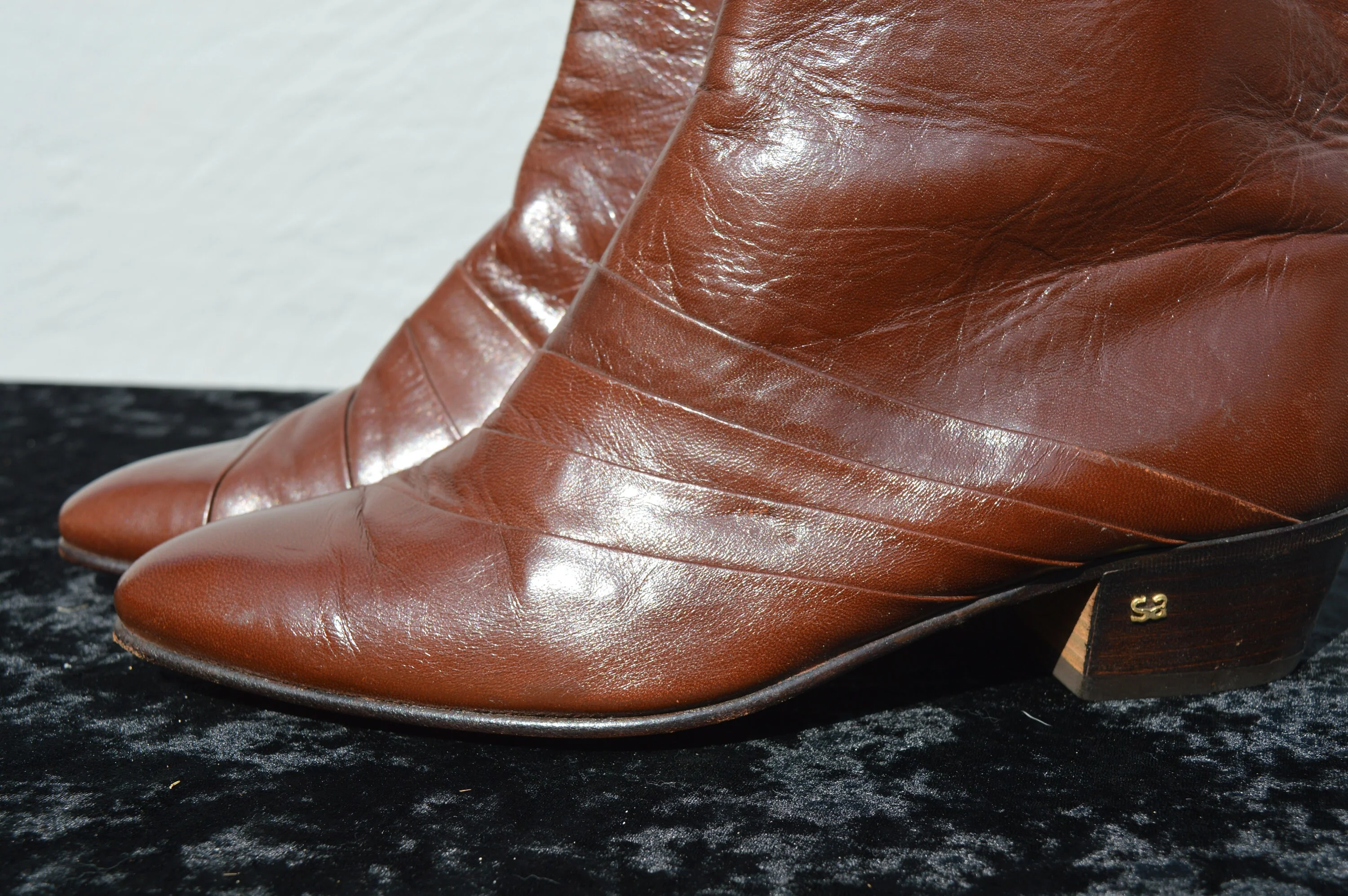 Vintage 70s Leather Men's Boots Ankle Boots Botties Small Cuban Heel Pleated Pointy Tip 9 1/2 by Stacy Adams - Image 9