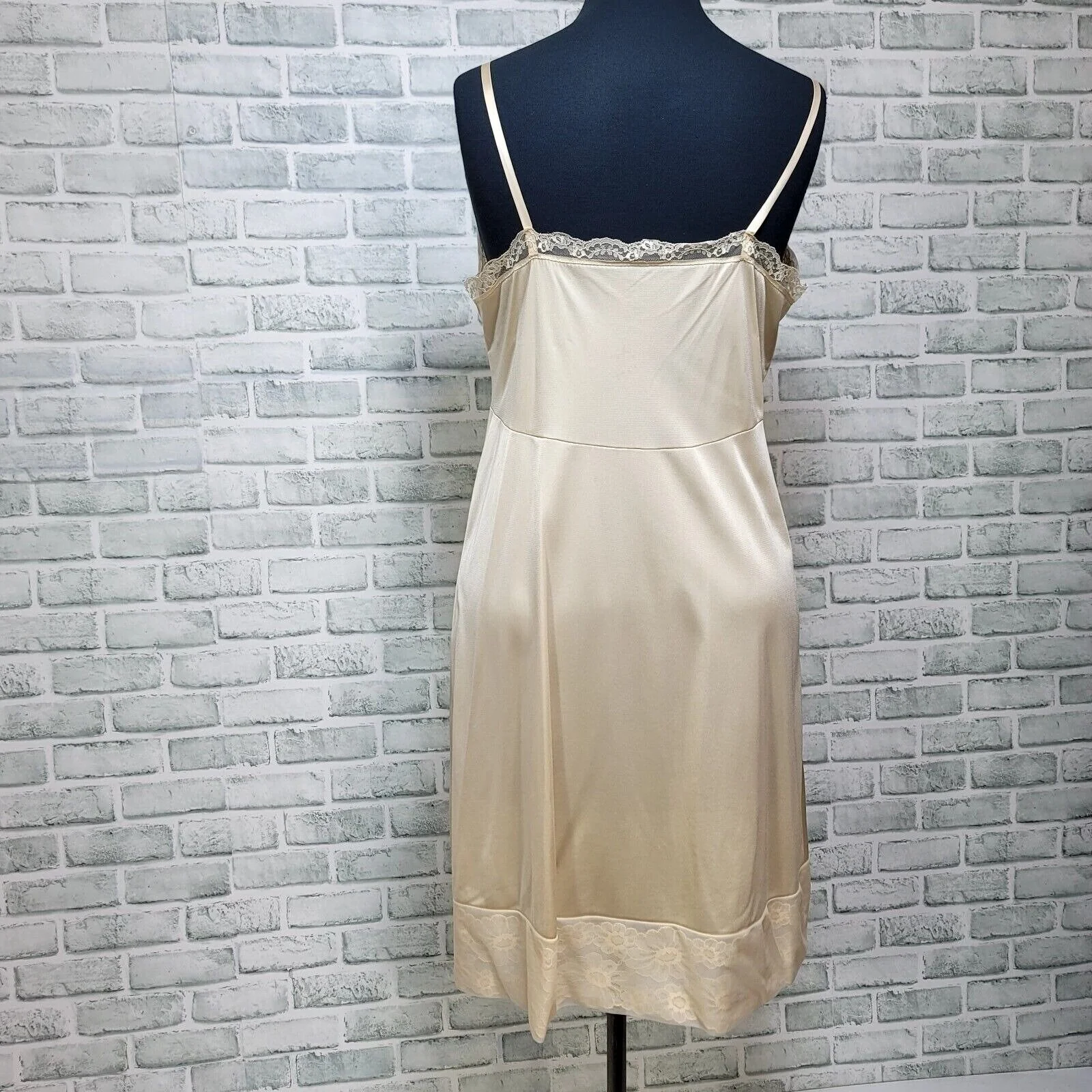 Vintage 70s Womens 40 Sheer Nude Floral Lace Trim Antron Iii Nylon by Vanity Fair - Image 2