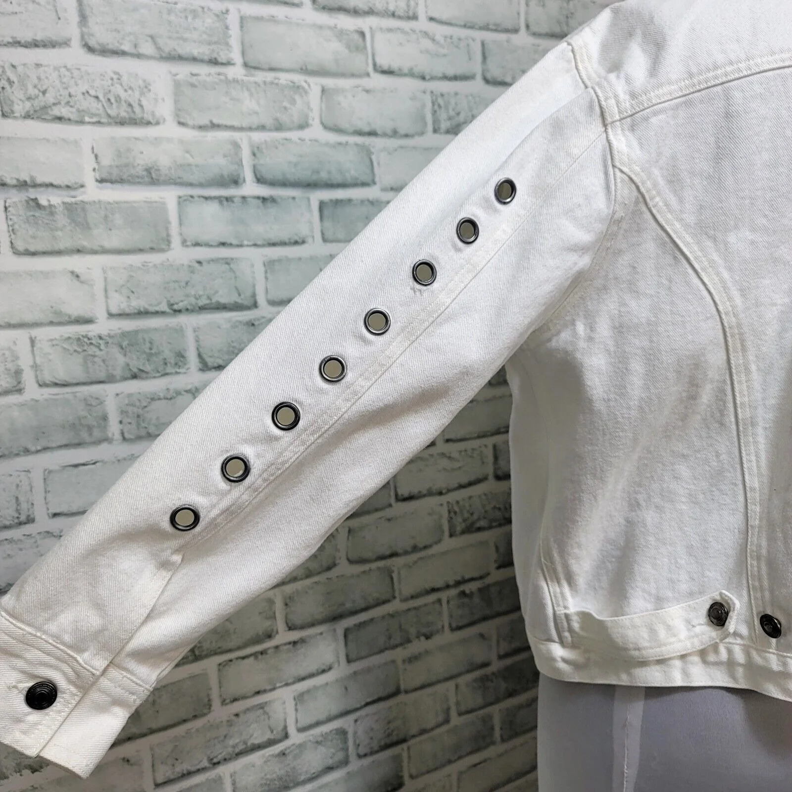 80s/90s White Denim Grommet Jean Jacket By LA Blues - Image 5