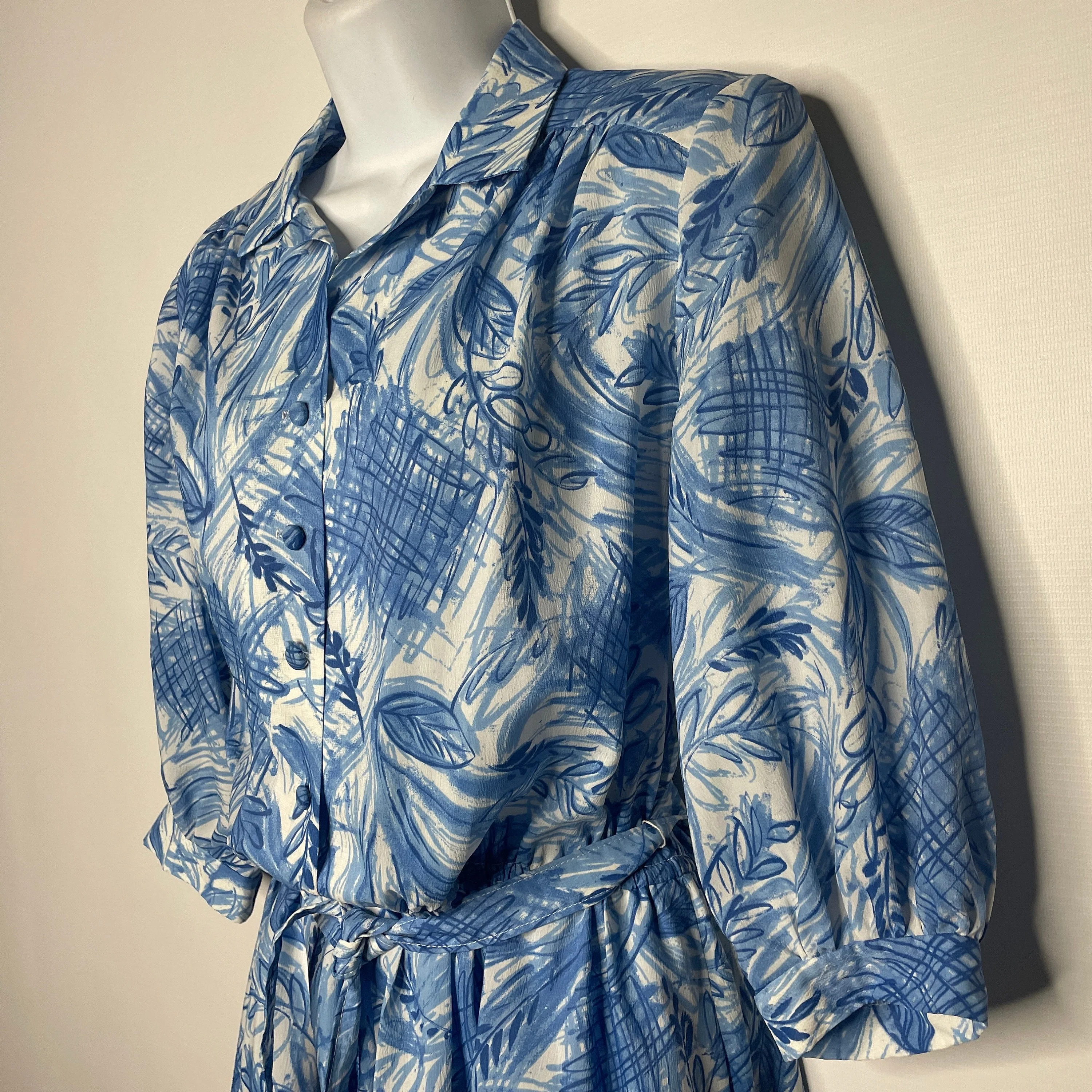 Vintage 80s Blue White Abstract Crepe Belted Midi Secretary Shirt Dress Size M - Image 7