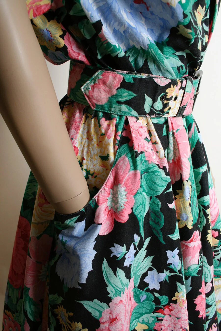 Vintage 80s Dark Floral Dress Rose Print Cotton Button Up Day Dress with Belt and Pockets Full Skirt 50s Style Small Medium - Image 7