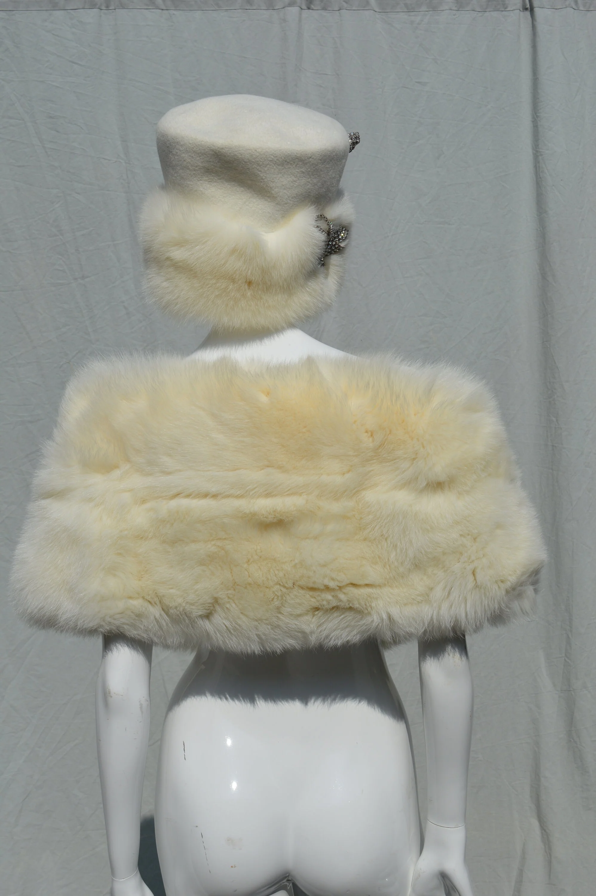 Vintage 80s Never Used Leonore Marshall Fox Fur Stole and Matching Hat Rhinestone Bow Glam Fox Fur Wrap Pillbox Hat Luxurious Set Pose by Leonore Marshall - Image 2