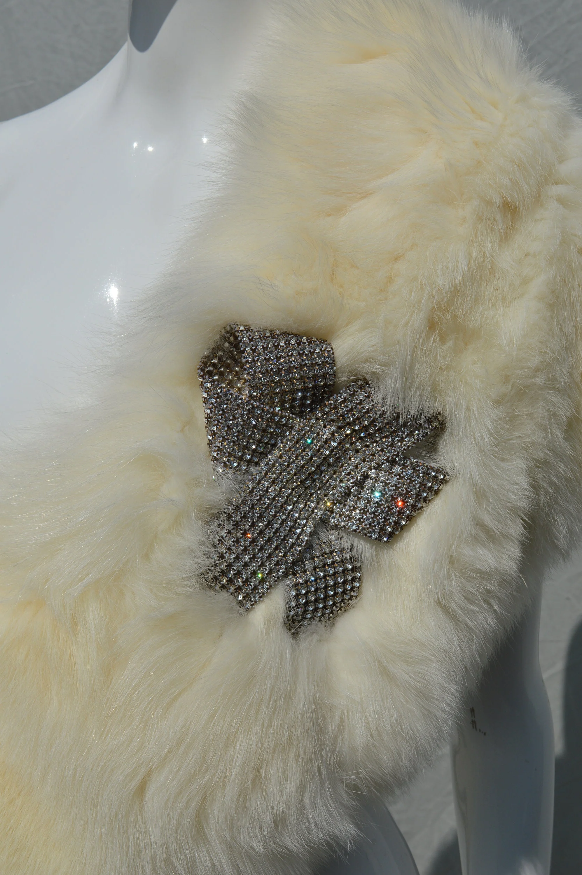 Vintage 80s Never Used Leonore Marshall Fox Fur Stole and Matching Hat Rhinestone Bow Glam Fox Fur Wrap Pillbox Hat Luxurious Set Pose by Leonore Marshall - Image 4