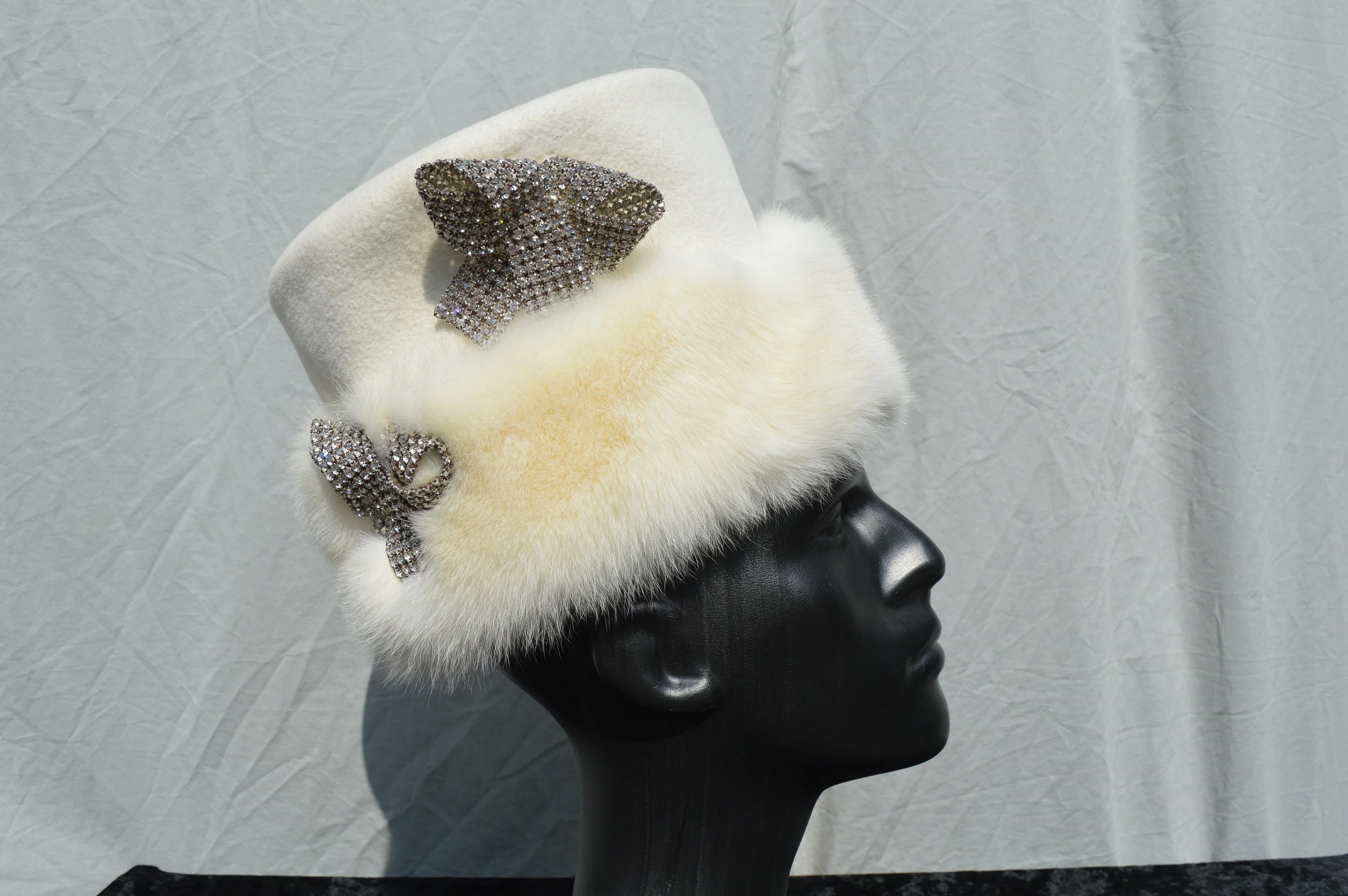 Vintage 80s Never Used Leonore Marshall Fox Fur Stole and Matching Hat Rhinestone Bow Glam Fox Fur Wrap Pillbox Hat Luxurious Set Pose by Leonore Marshall - Image 9
