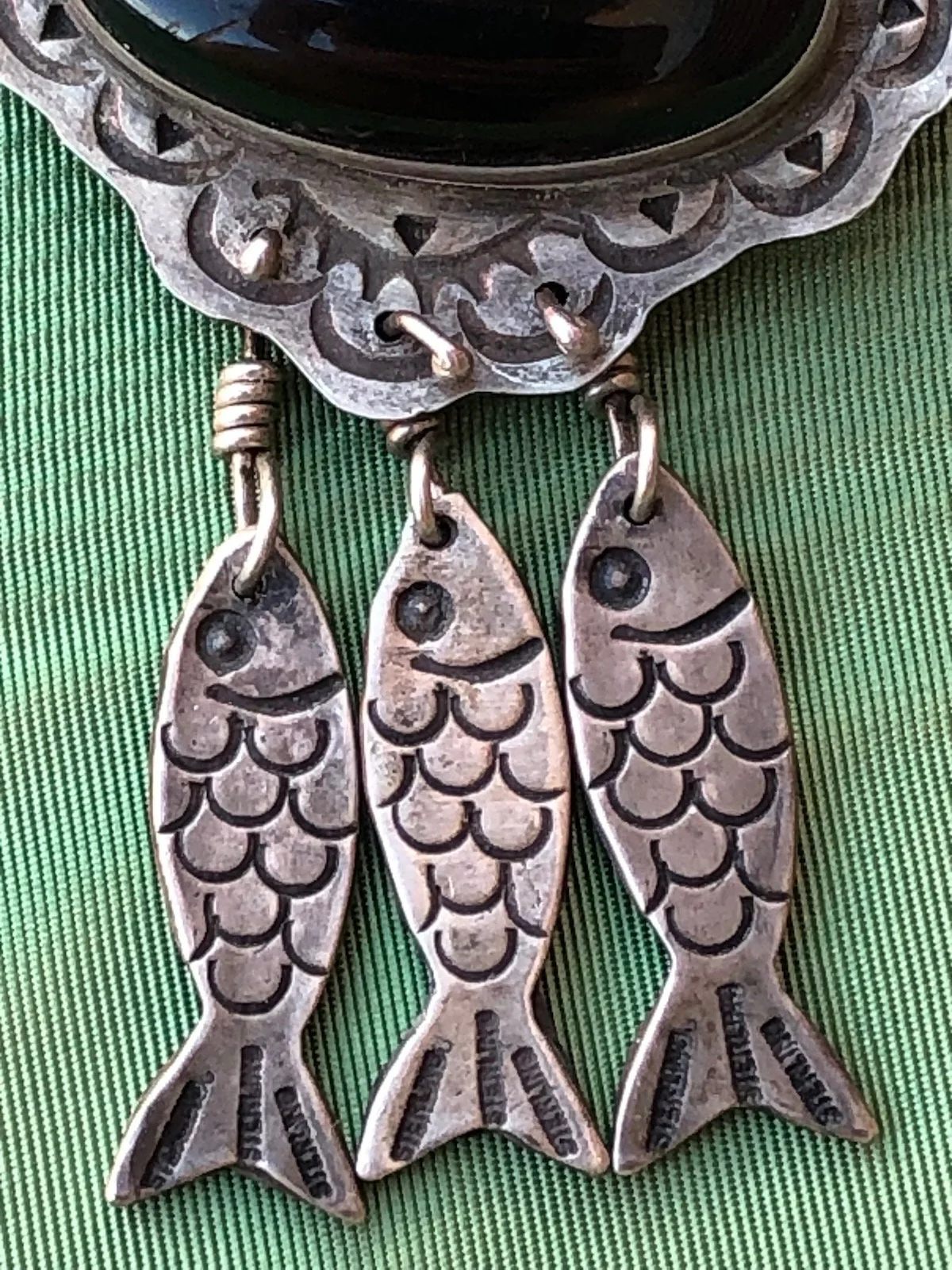 80s/90s Vintage 80s Onyx Silver Brooch Dangling Fish Signed Piece By Native - Image 5