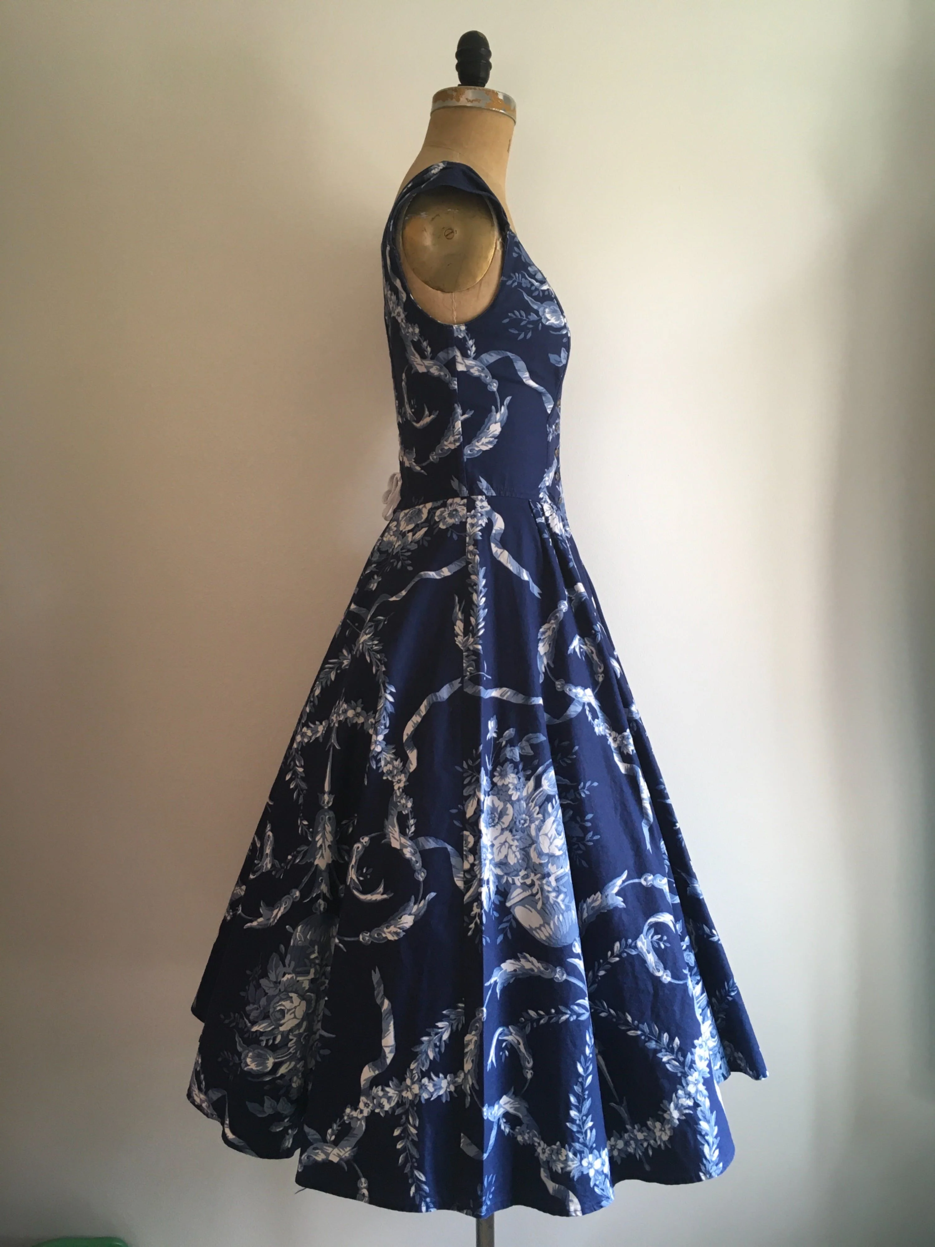 80's Sleeveless Sweetheart Toille Print Cotton Dress by Karen Alexander - Image 3