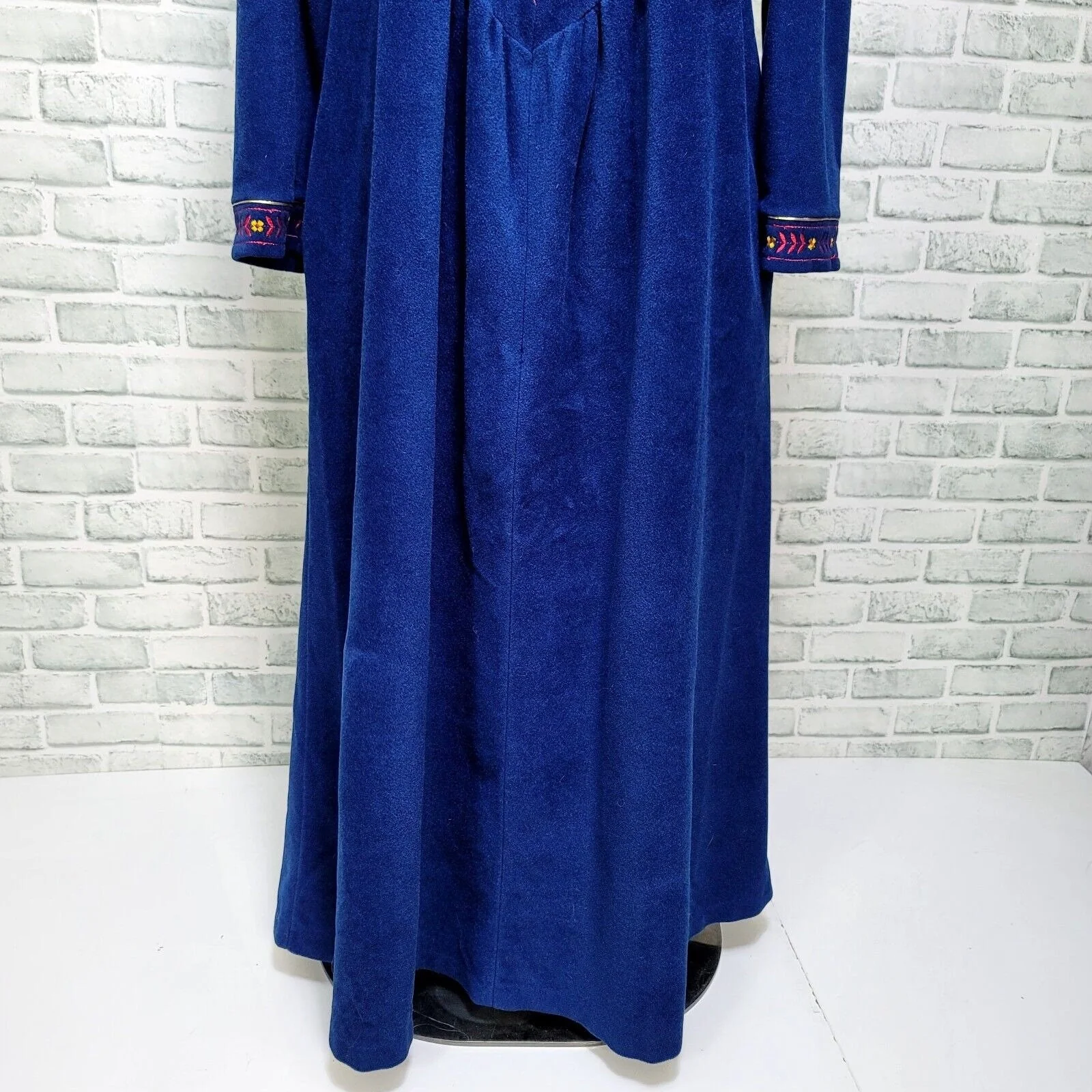 80s Blue Embroidered Fleece Winter Housecoat Robe By Vanity Fair - Image 4