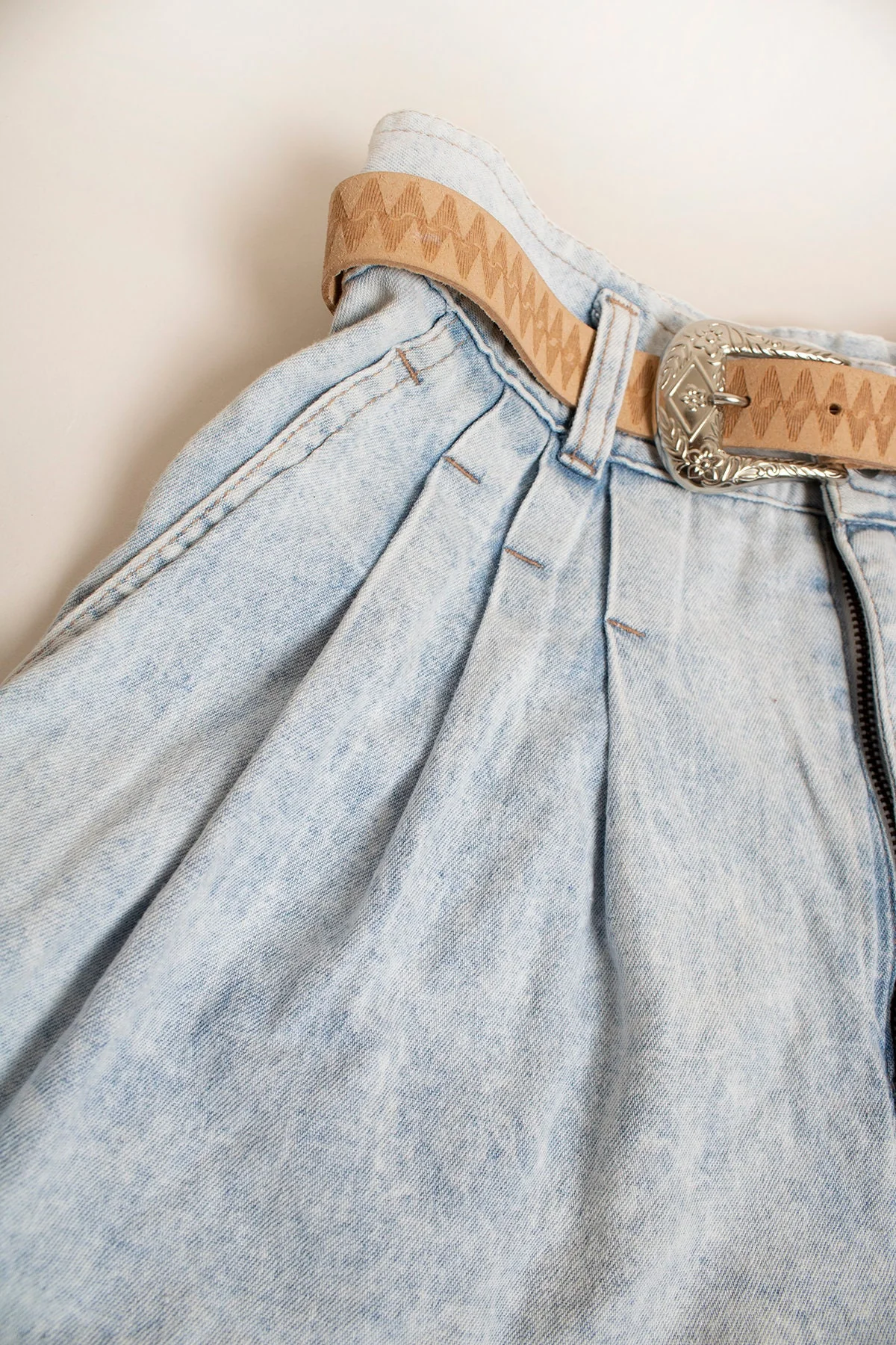 Vintage 90s Denim Jean Shorts Light Stone Wash Pleat Waist Folded Cuff Made In The Shade 80s Leather Belt Small by The Shade - Image 8