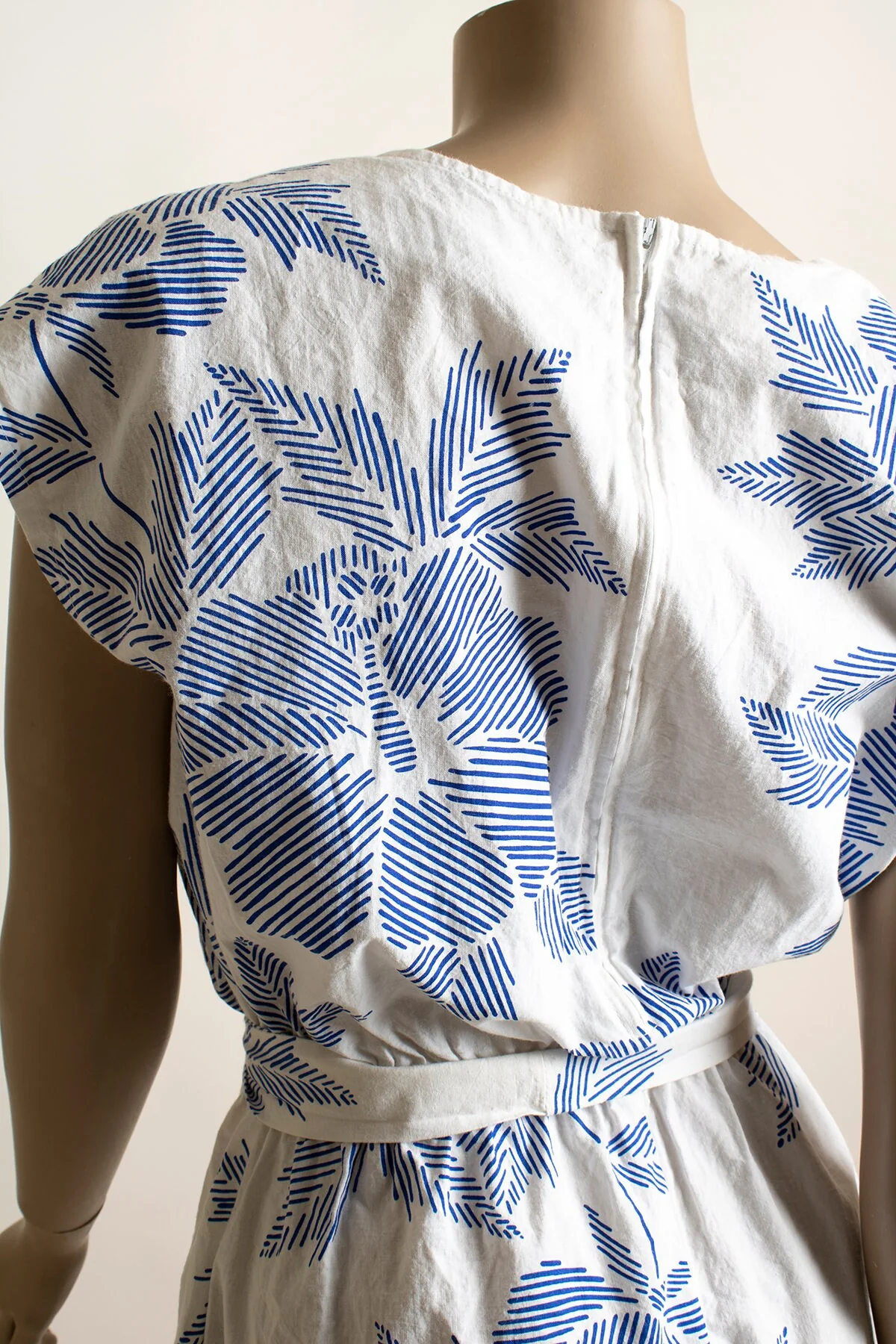 Vintage 90s Tropical Floral Print Romper Navy Blue and White Flower Hawaiian Summer Playsuit Shorts with Waist Tie Bow High Noon Small by High Noon - Image 6