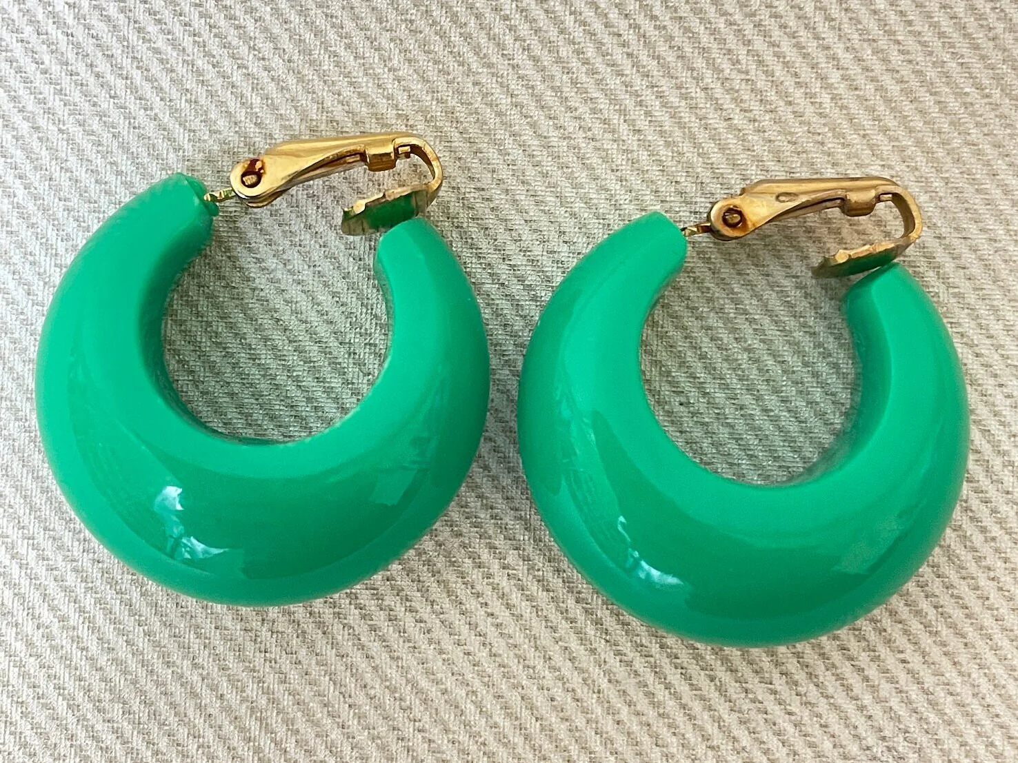 Vintage Acrylic Green Hoop Clip-Ons Retro Earrings Vintage Jewelry, Plastic Green Earrings - Image 2