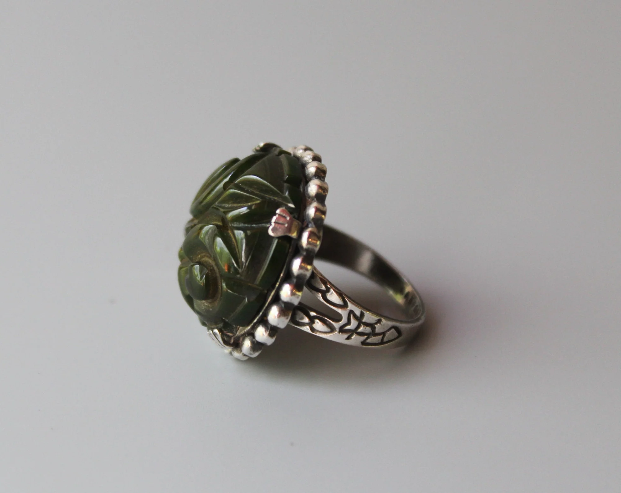 Vintage Bakelite Ring and Earrings Set 30s 40s Green Carved Creamed Spinach - Image 3