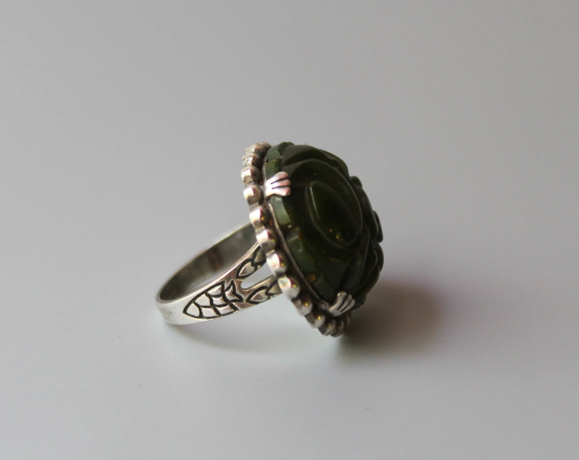 Vintage Bakelite Ring and Earrings Set 30s 40s Green Carved Creamed Spinach - Image 4