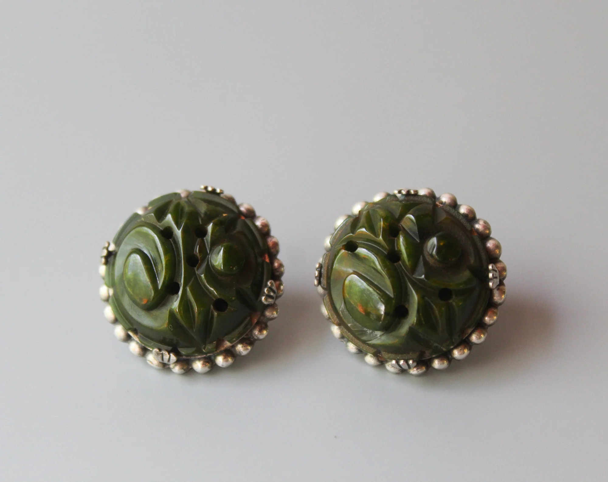 Vintage Bakelite Ring and Earrings Set 30s 40s Green Carved Creamed Spinach - Image 7