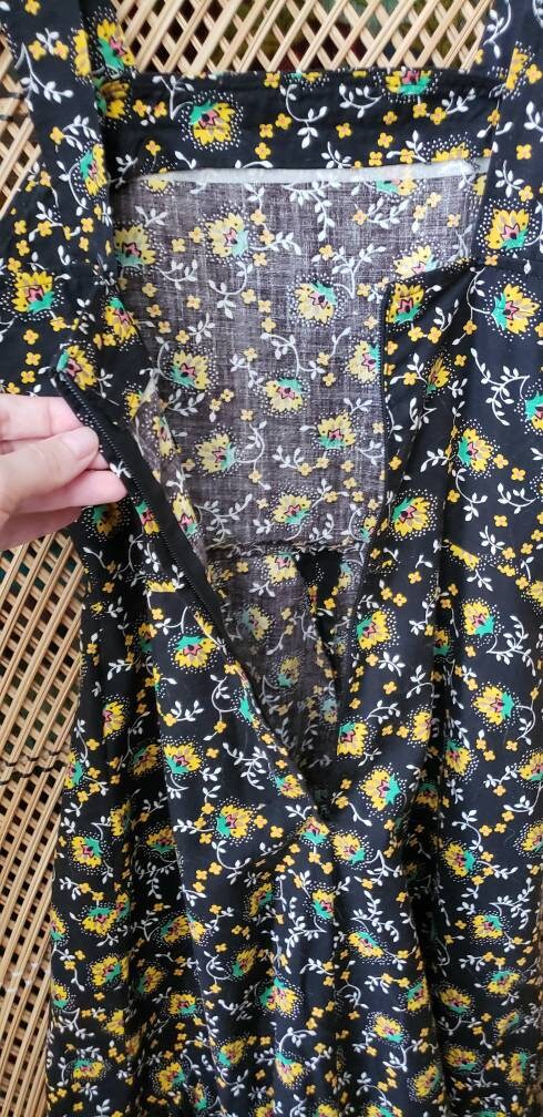 Vintage Black and Yellow Floral Summer Dress with Pockets 30" Bust - Image 9