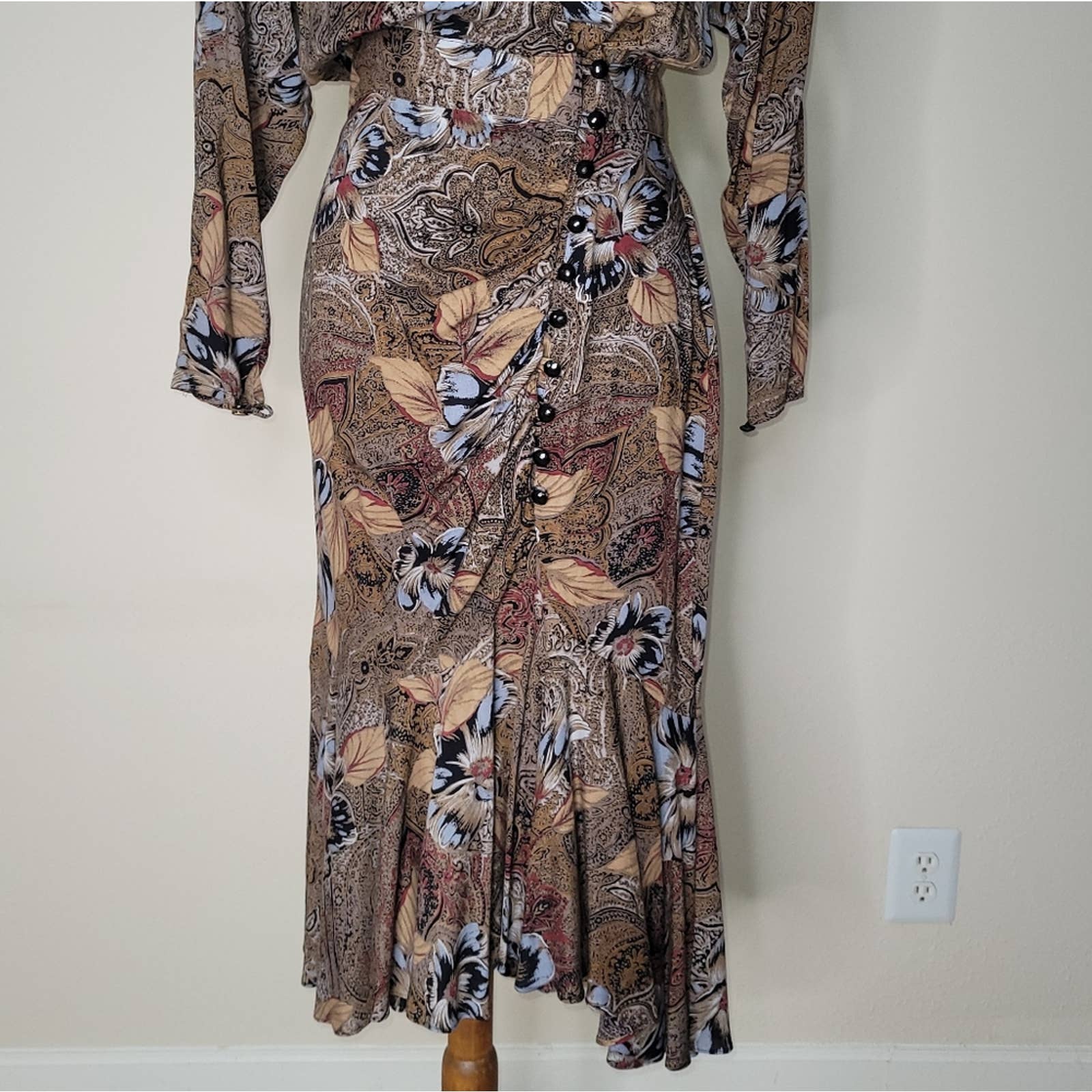 Vintage Brown Long-Sleeved Midi Fishtail Dress with Floral Motif by Barbara Barbara - Image 6