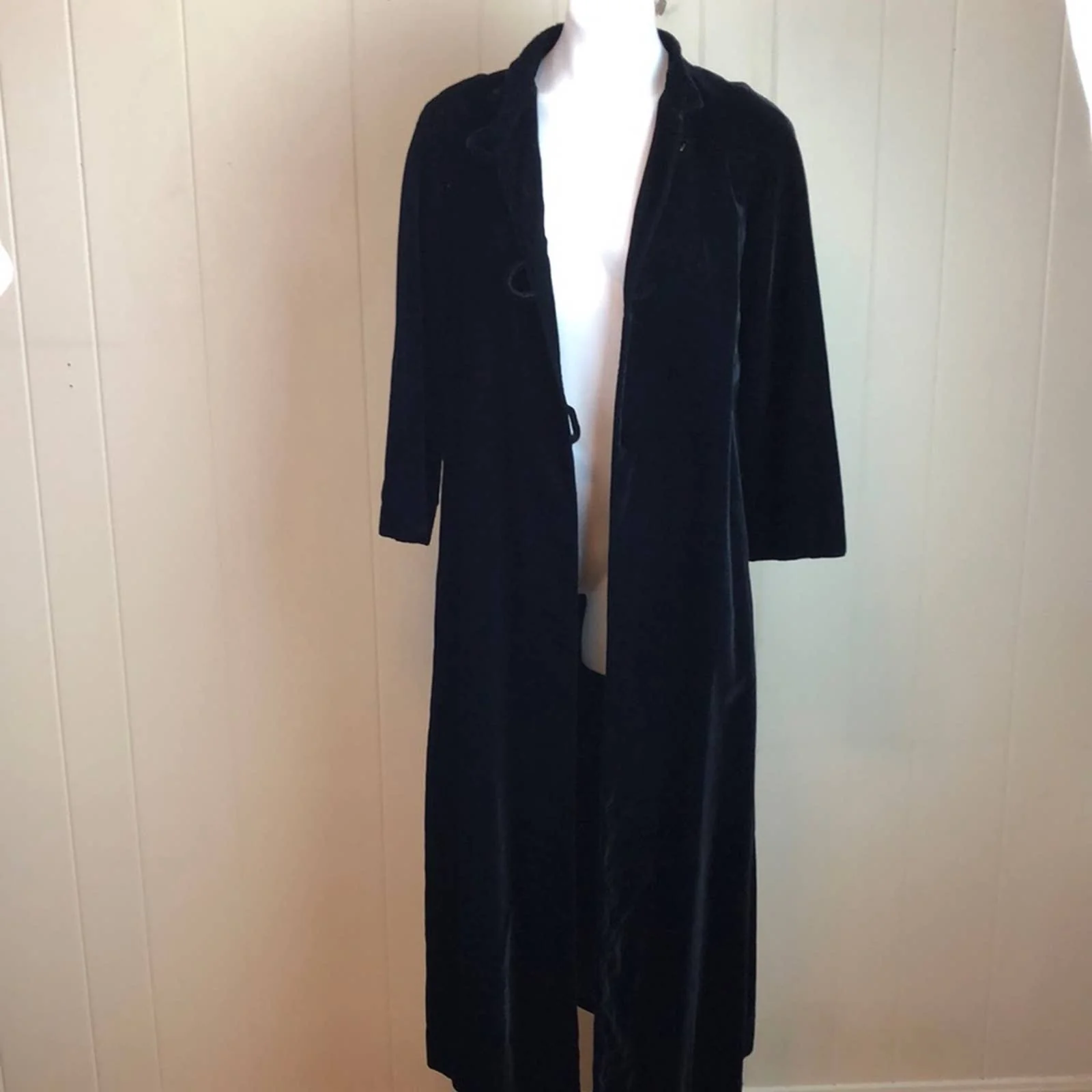 Vintage Classy Elegant Black Velvet Swing Jacket Evening Formal - Image 2
