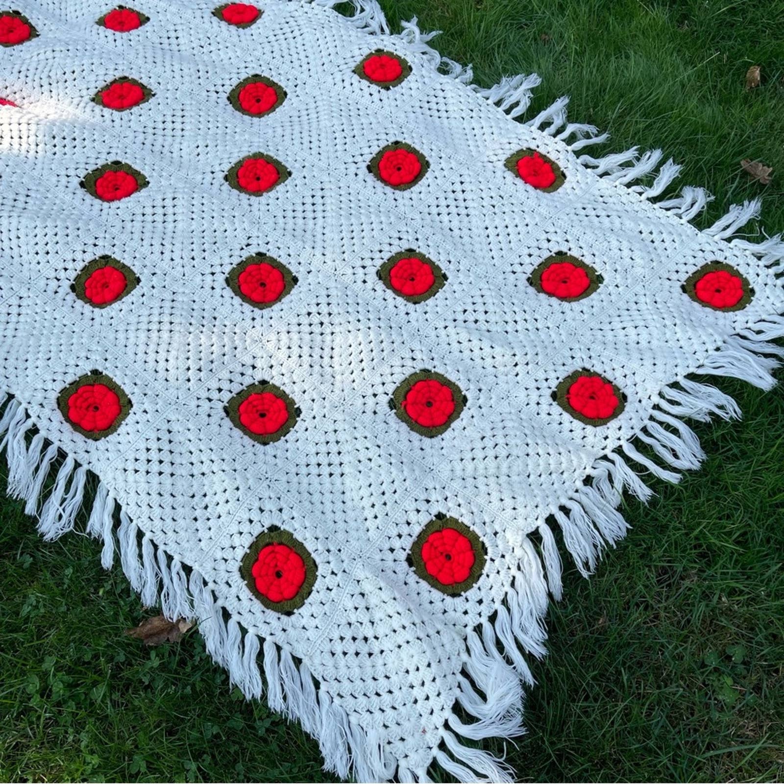 Vintage Crochet Afghan with 3 D Flower Design - Image 8