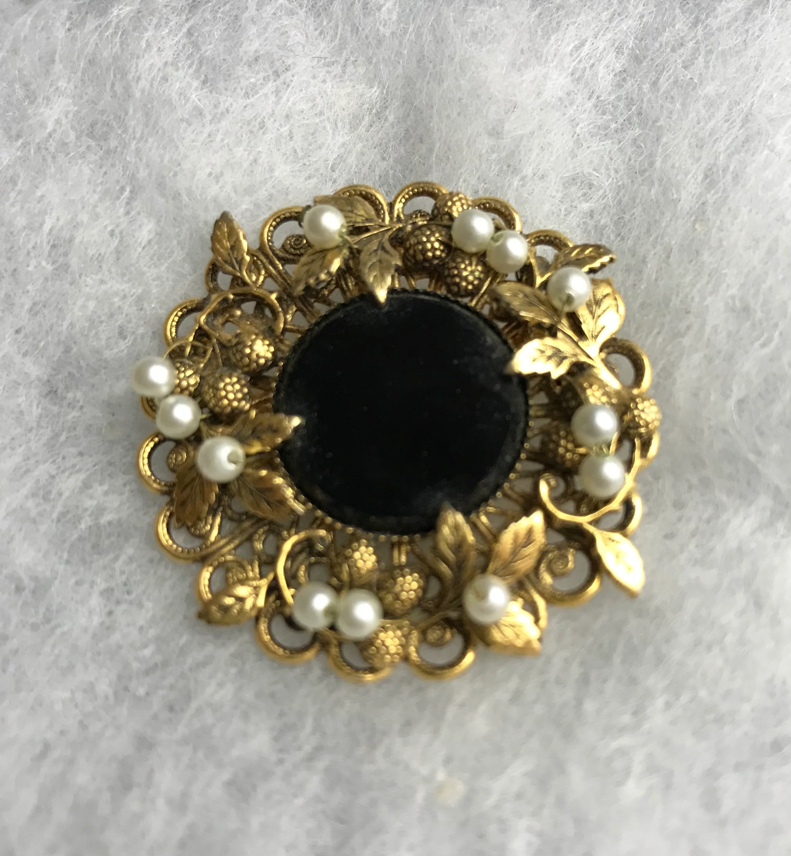 Vintage Gold Round Leaf Pin Pendant Faux Pearls - Image 3
